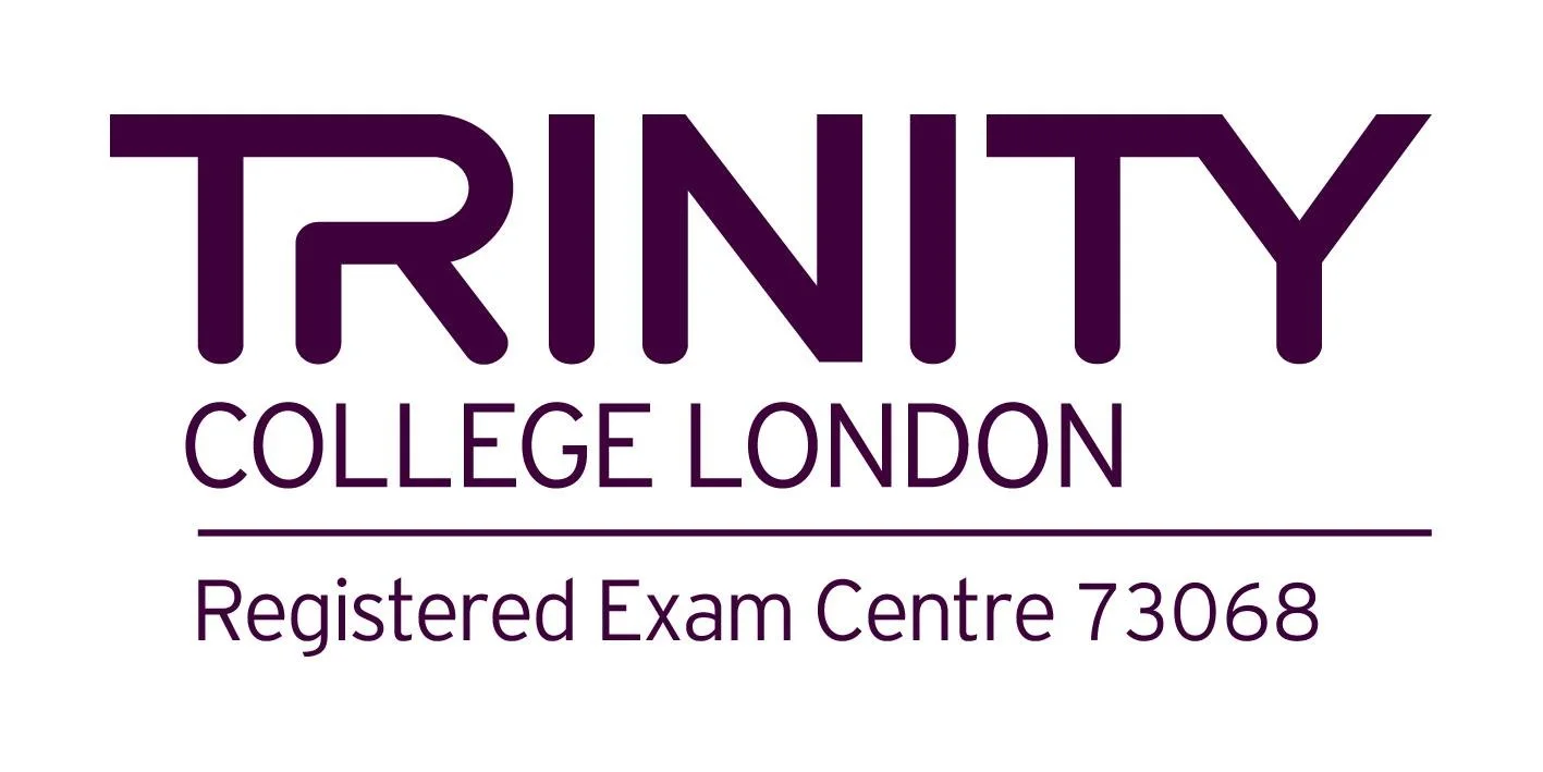 Logotipo de Trinity College London, con la información del centro de examen registrado 73068.