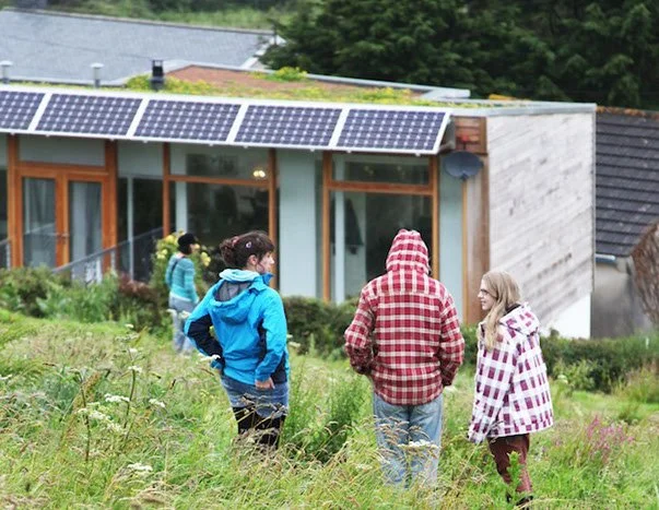 This project uses a simple palette of timber, glass and a planted roof to reduce its visual impact on the site. Large areas of glazing bring daylight into the main living spaces, while roof-mounted solar panels contribute to the building’s energy per