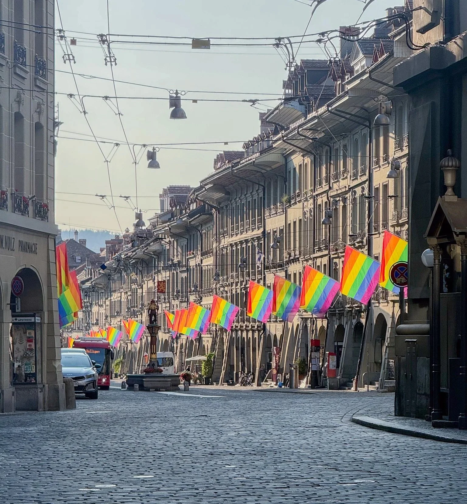 Bunte Regenbogenflaggen hängen anlässlich der BernPride in der Berner Altstadt.