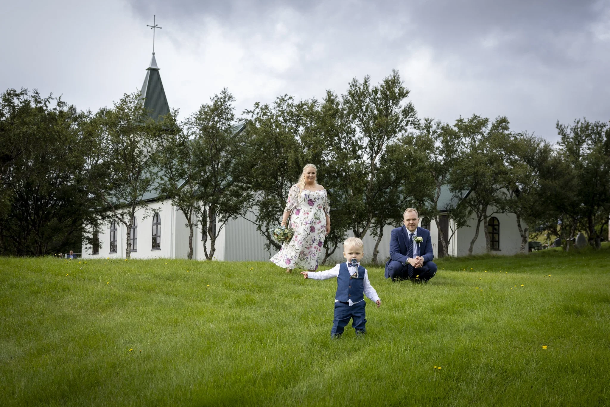 Fjölskylda í brúðkaupsmyndatöku við Lágafellskirkju í Mosfellsbæ