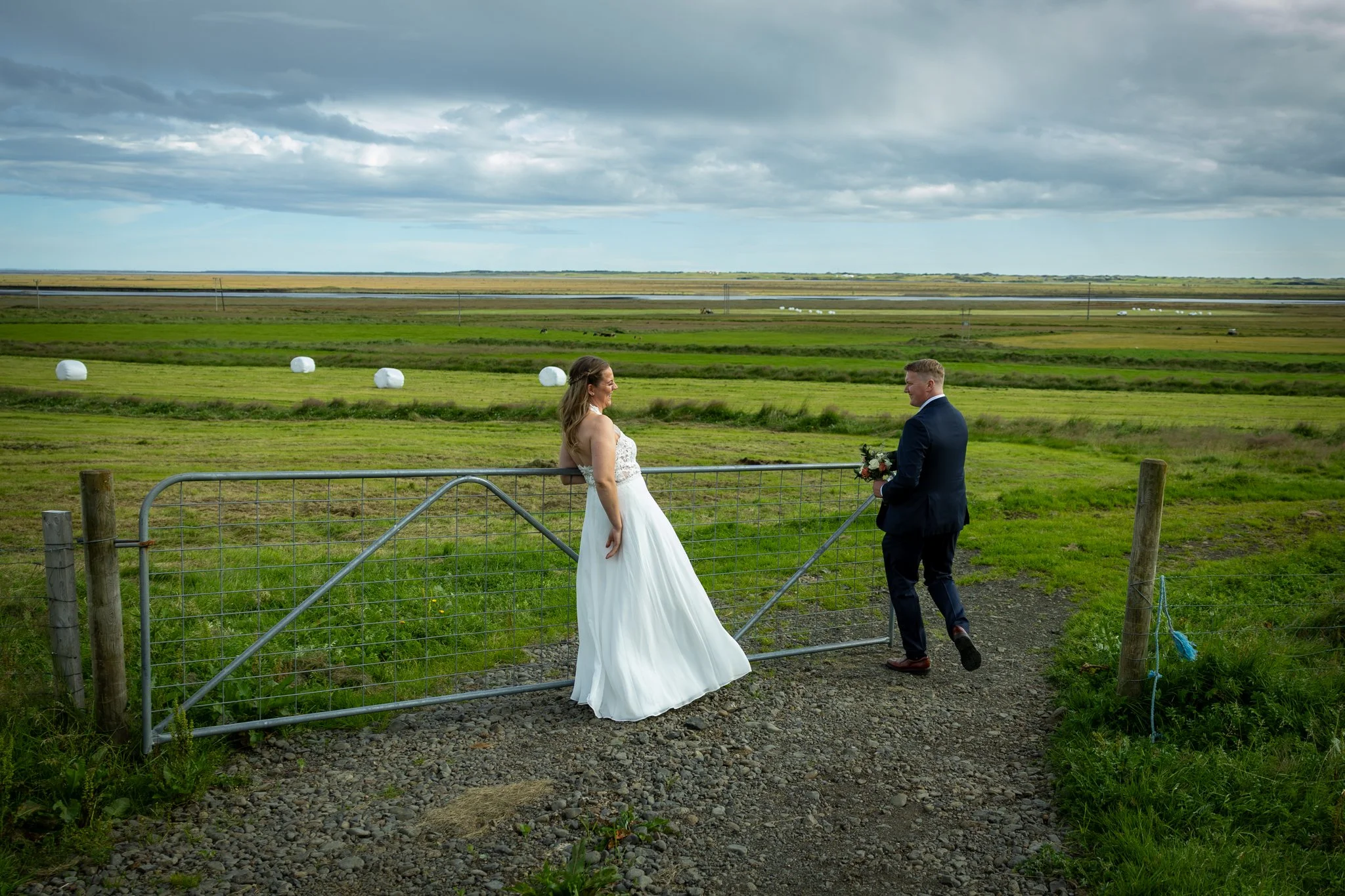 Brúðhjón í brúðkaupsmyndatöku í sveit við Kirkjubæjarklaustur