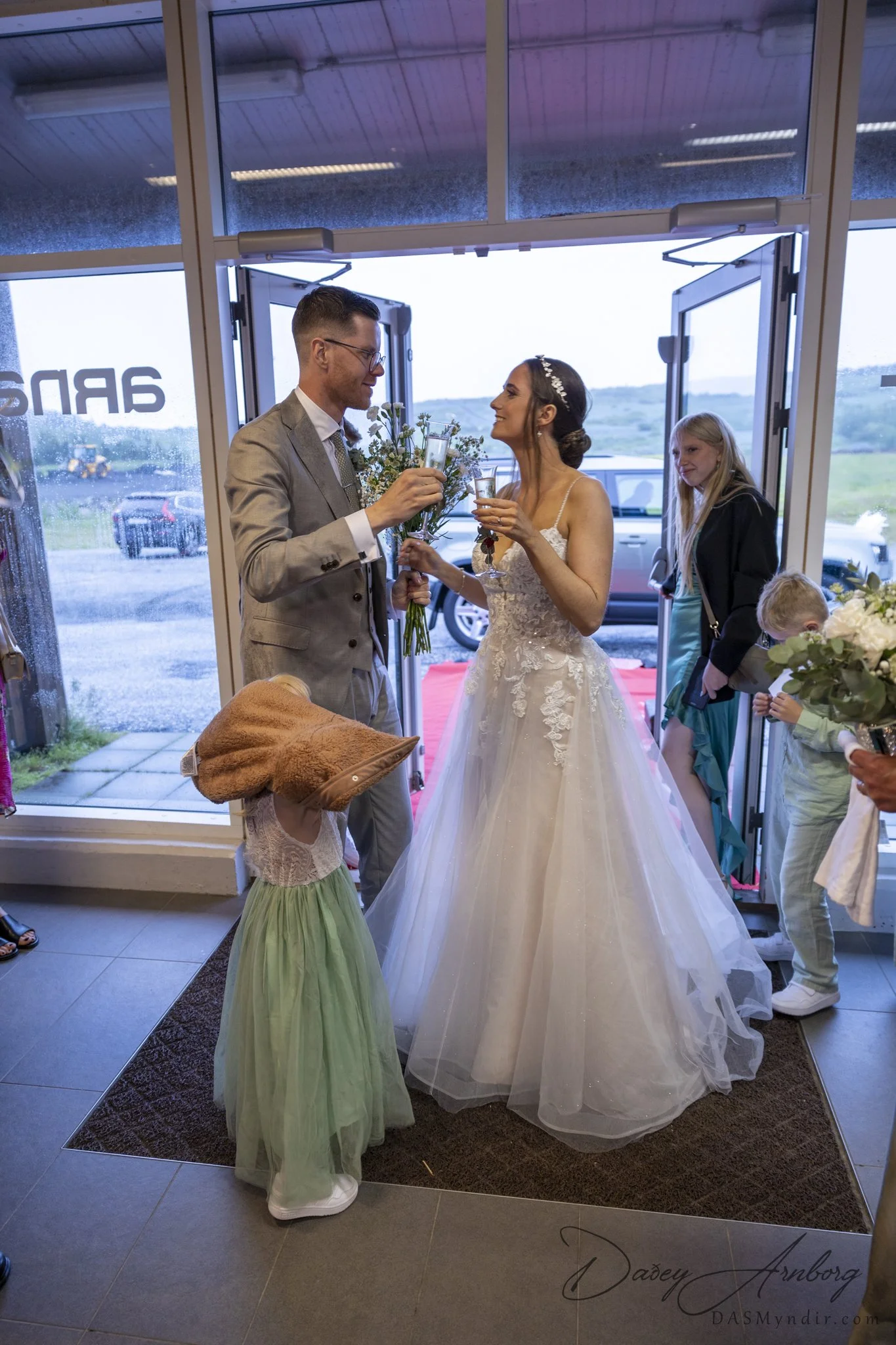Brúðkaupsmyndataka - undribúningur - athöfn - brúðhjónamyndataka - veislan (71).jpg