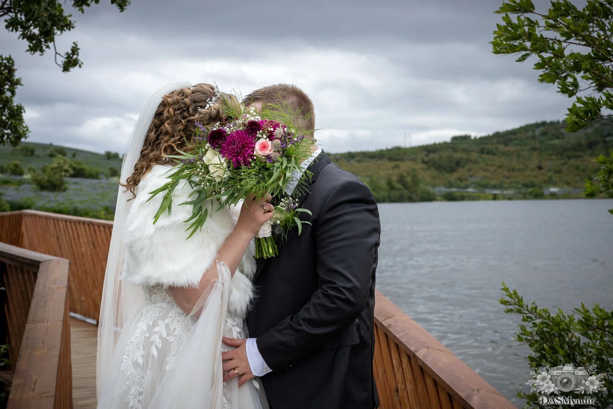 Brúðhjón í brúðkaupsmyndatöku við Vífilstaðavatn í Garðabæ/Kópavogi