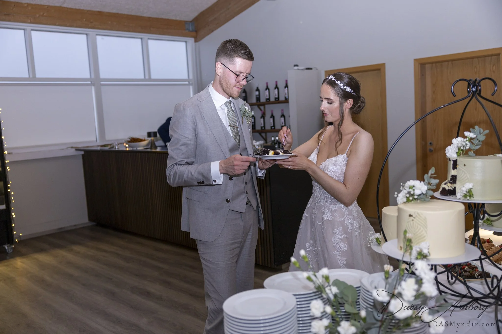 Brúðkaupsmyndataka - undribúningur - athöfn - brúðhjónamyndataka - veislan (85).jpg