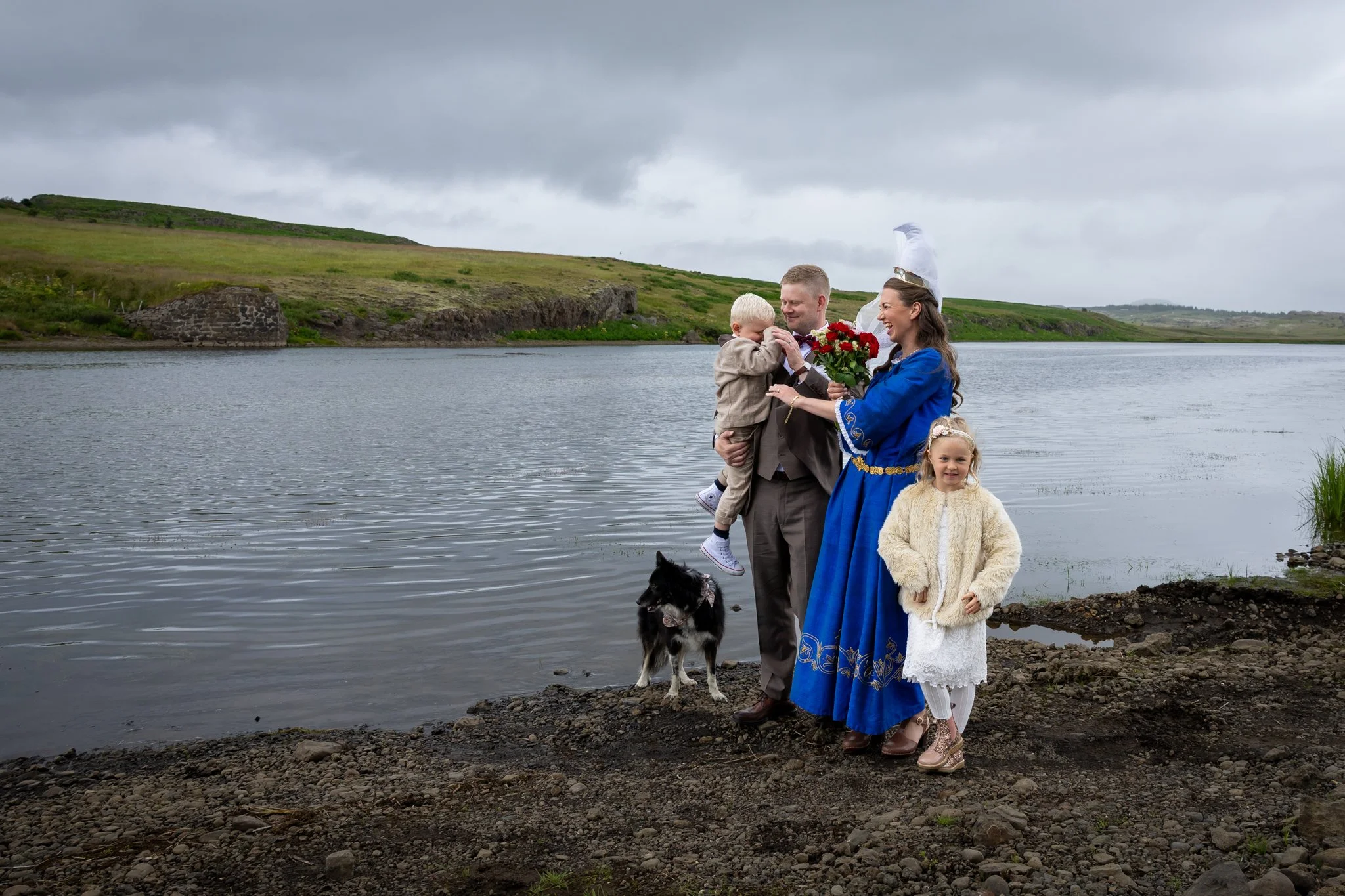 Brúðhjón í brúðkaupsmyndatöku í Borgarfjarðarsveit