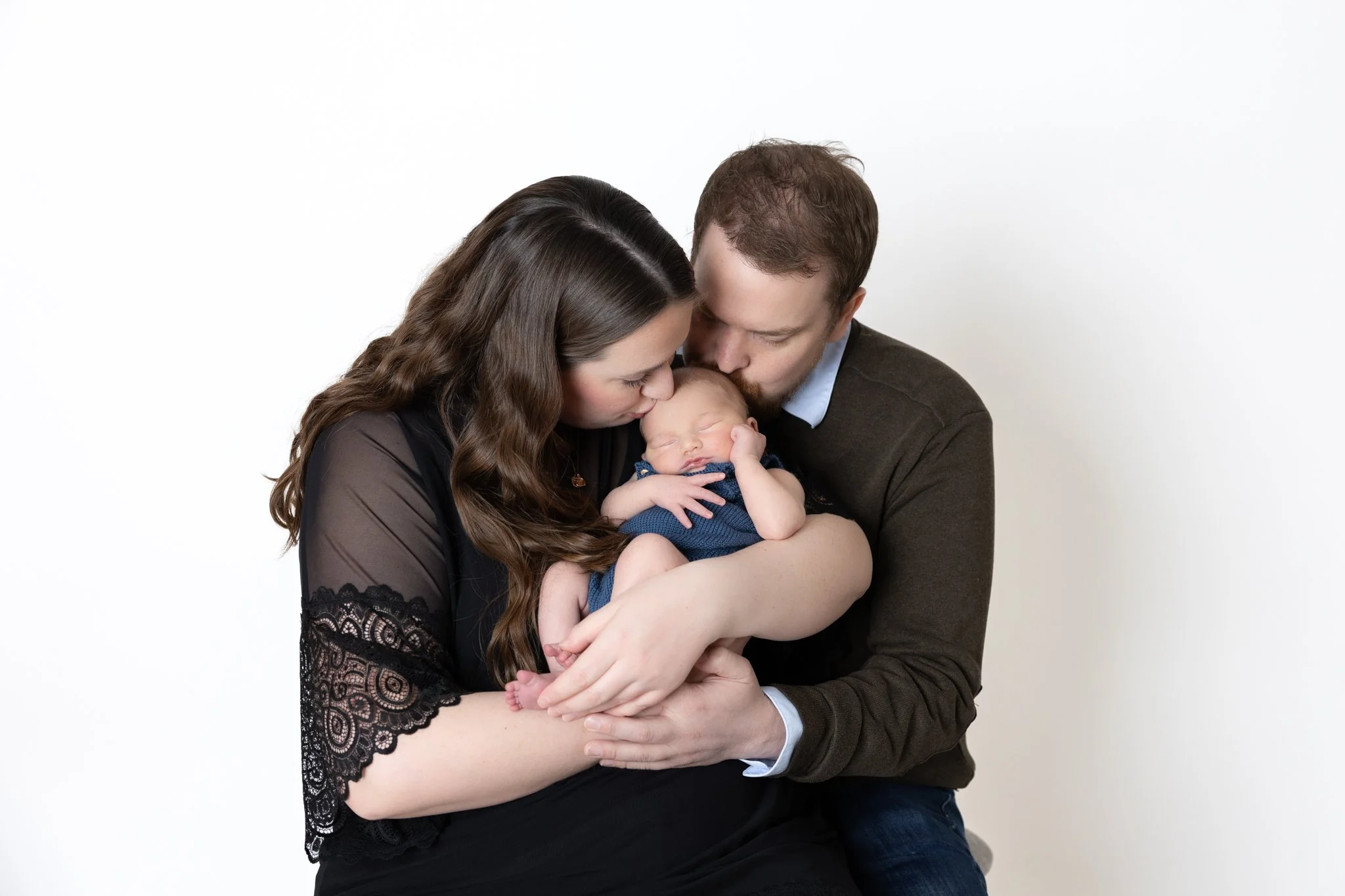 Foreldrar í fyrsta sinn, ungt par með frumburðinn sinn í nýburamyndatöku í stúdíó DASMyndir.com í Kópavogi, Höfuðborgarsvæði