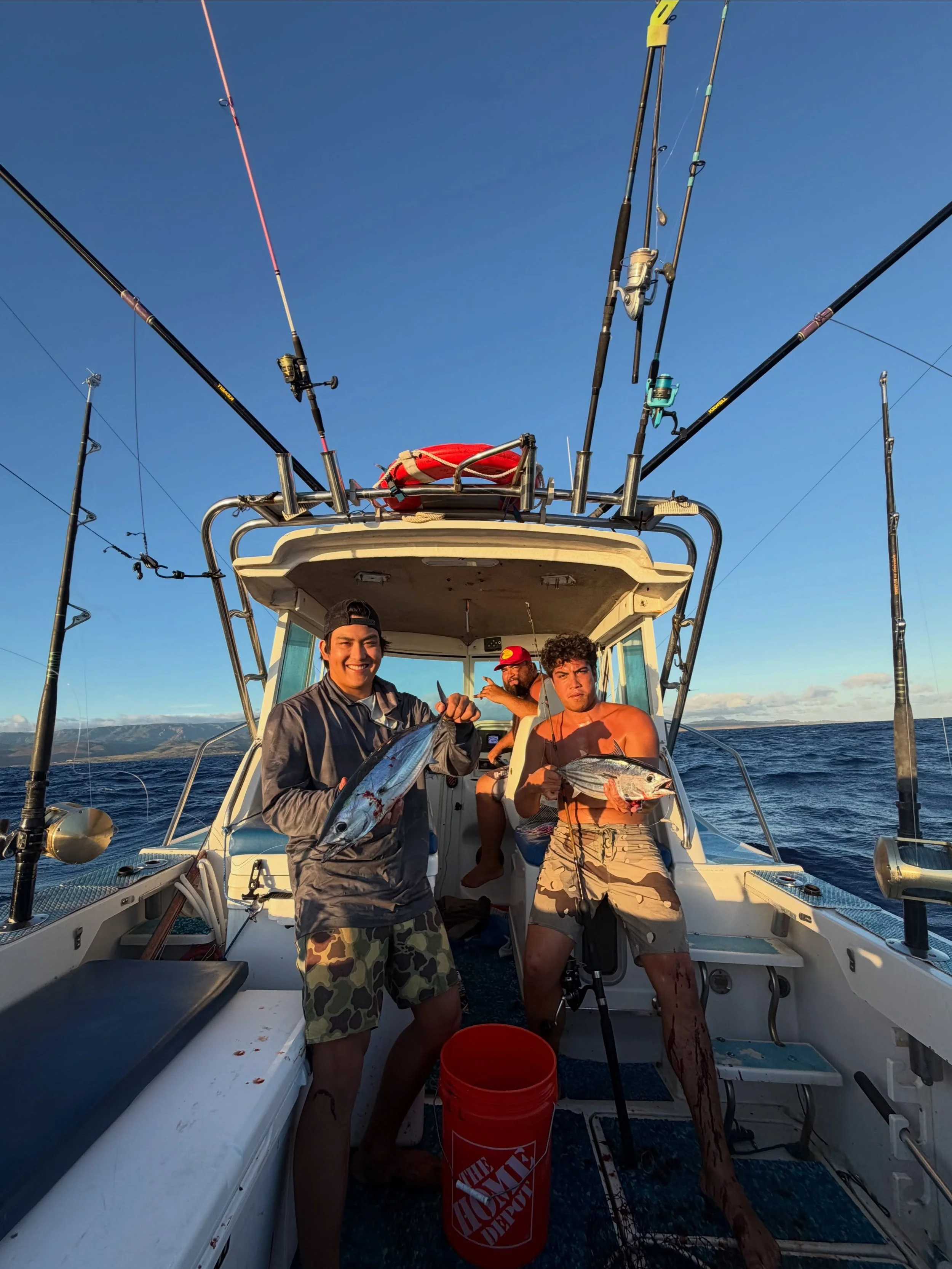 If you was wondering what the boys caught in the last post vibes and some akus on light tackle! @capn_stainz finding the bite @_bdvb &amp; @llogzzzz hooking it up 💯