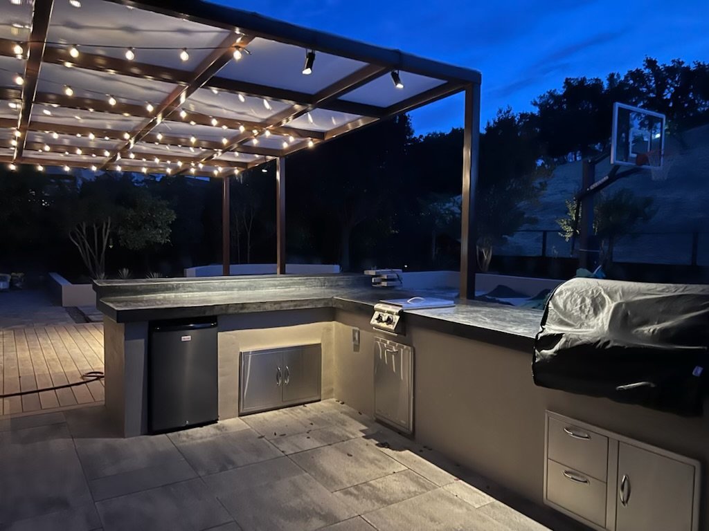 cezu-outdoor-kitchen-pergola-night.jpg