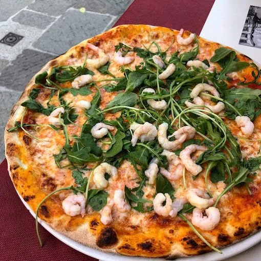 Pizza con gamberi e rucola.
