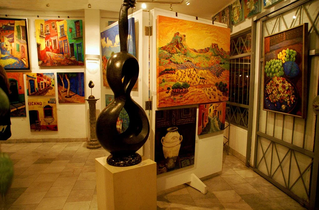 Large painting at entrance: "Dos Mesas"  