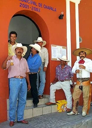 "salut" Fiesta de la Raza - Ajijic City Hall