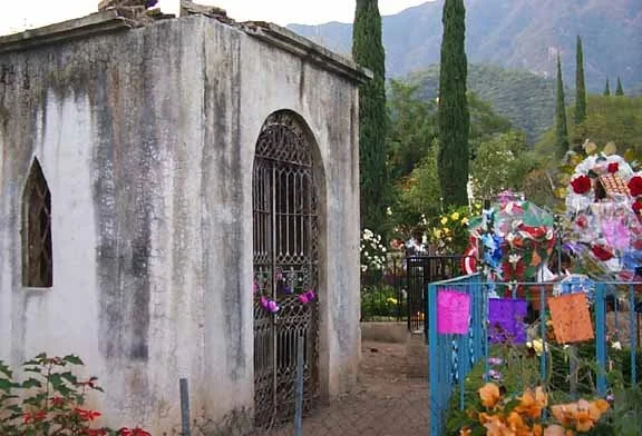 forgotten tumb of "La Rusa" - Ajijic's Pantheon