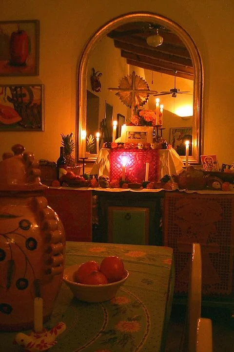 el comedor con altar - casa de la artista