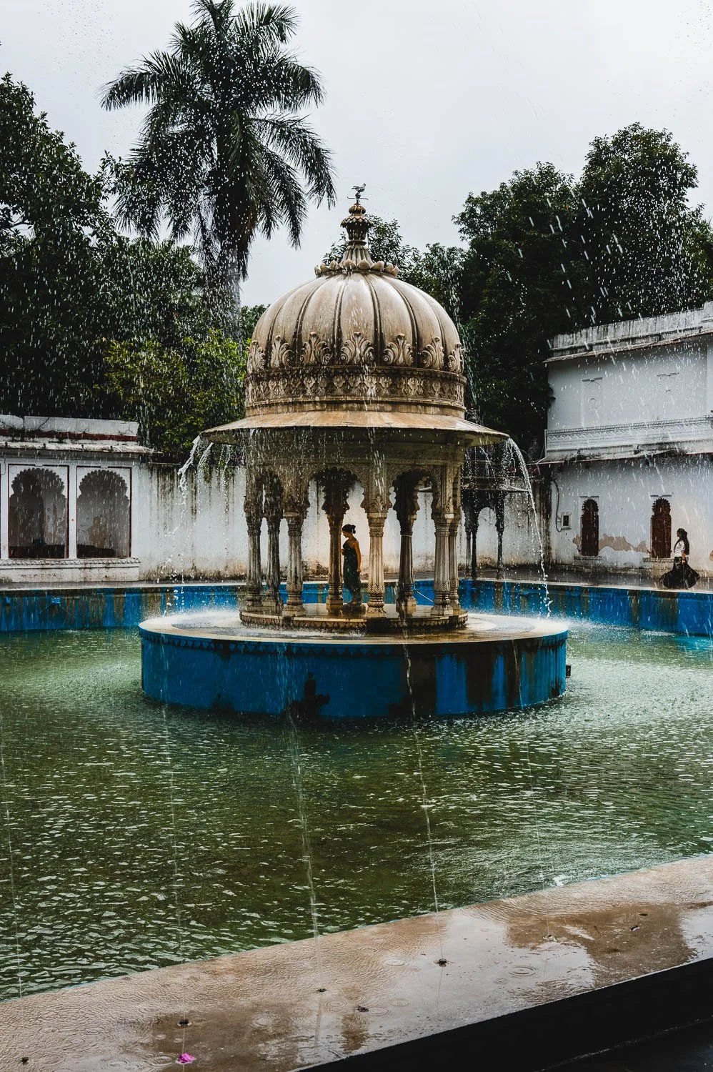 The fountain pavilion at Saheliyon-ki-Bari in the rain