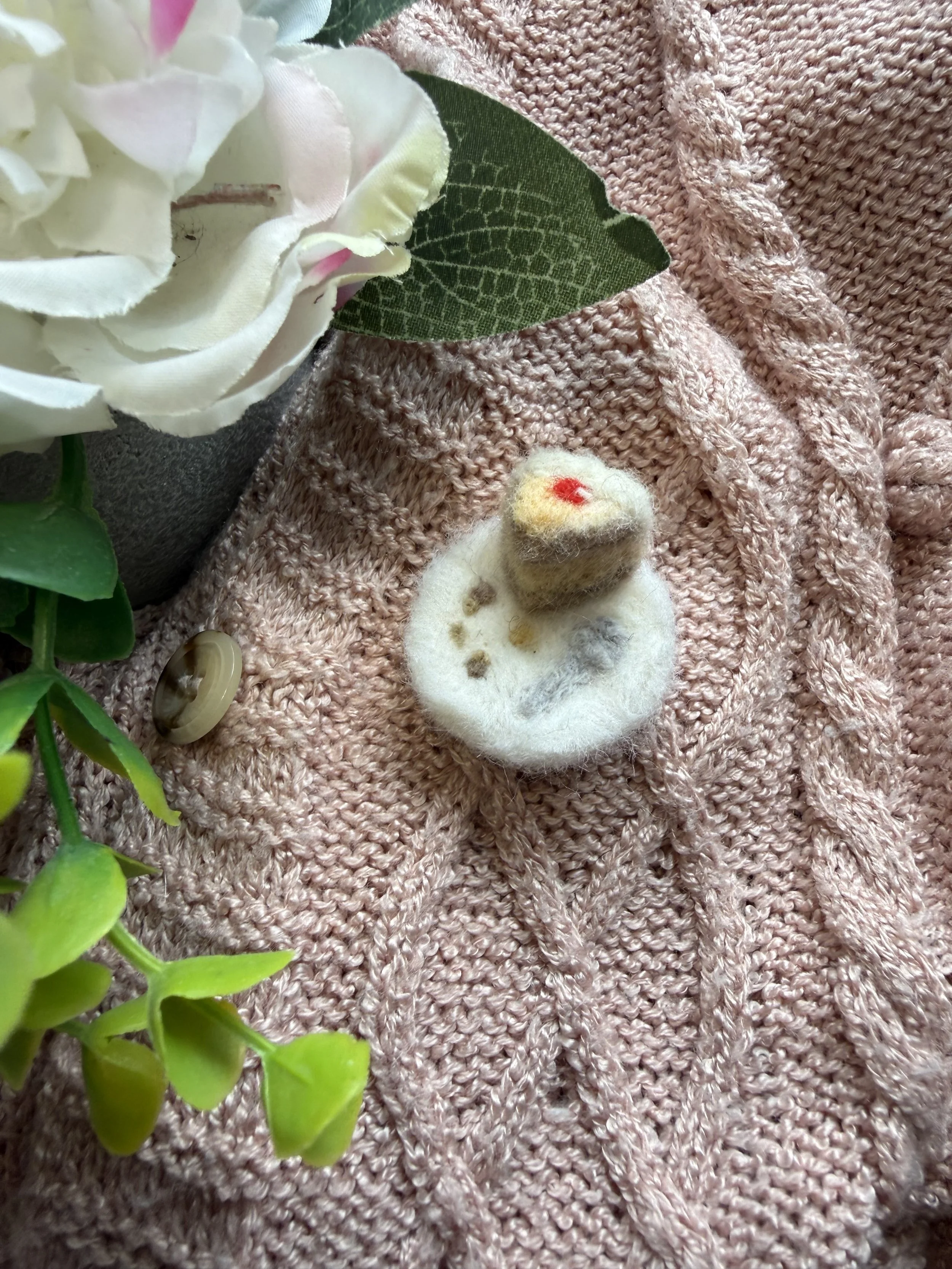 Felted cake on a plate pin