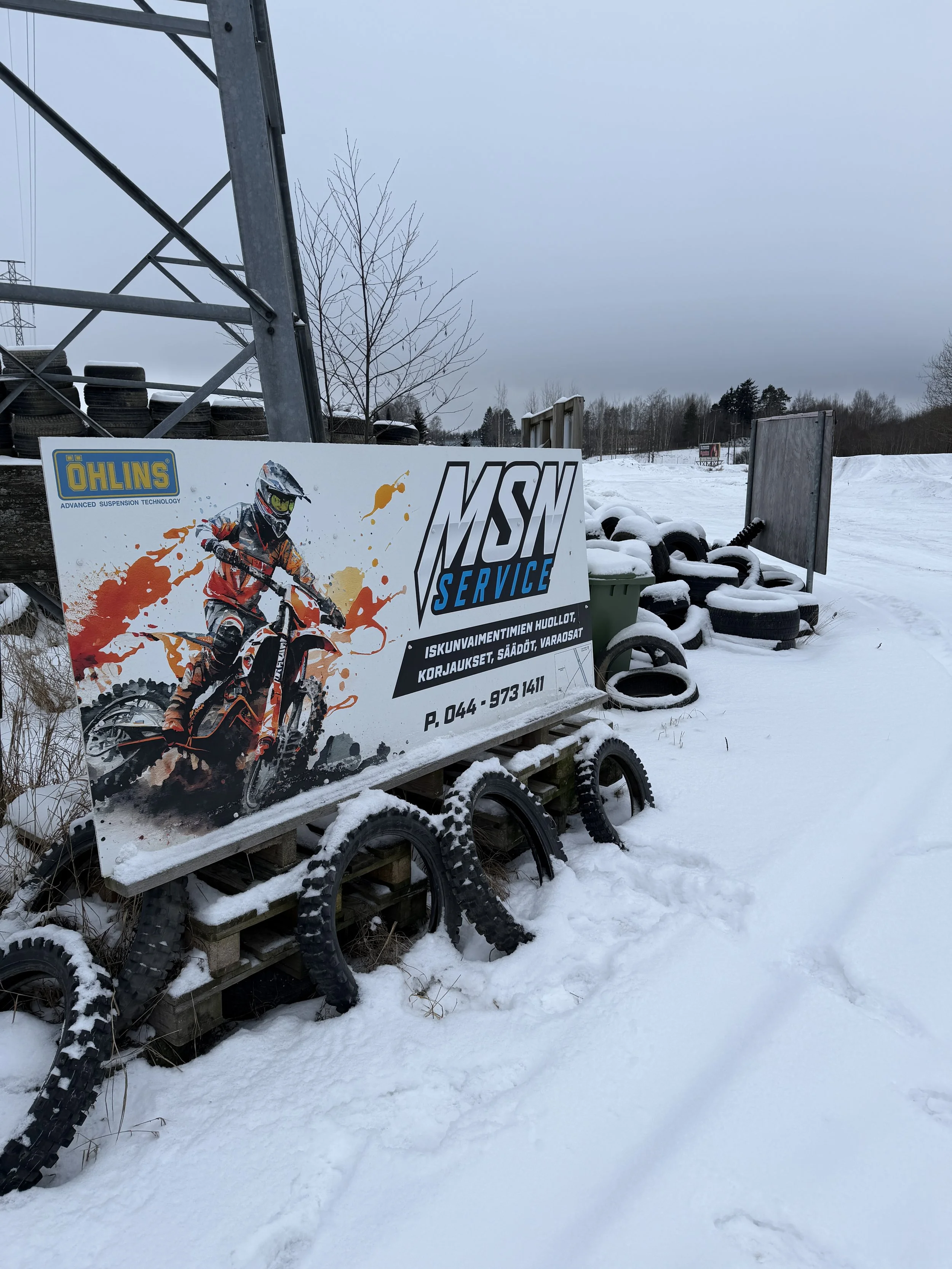 Moottoripyörien iskunvaimentimien testaus ja säätö talviolosuhteissa.