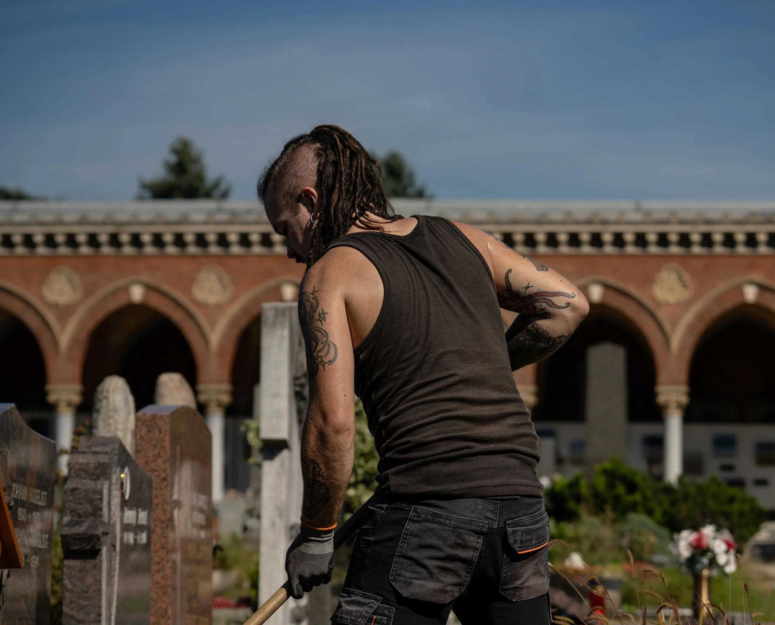 Jeremias Augustin von hinten während der Arbeit a Friedhof
