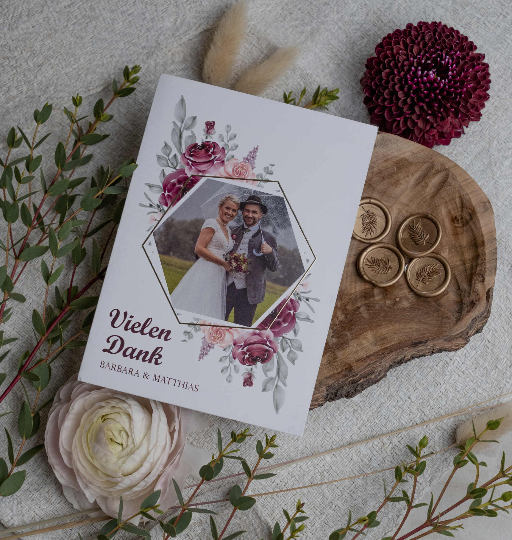 Hochzeitseinladung in einem floralen Design, individuell gestaltet.