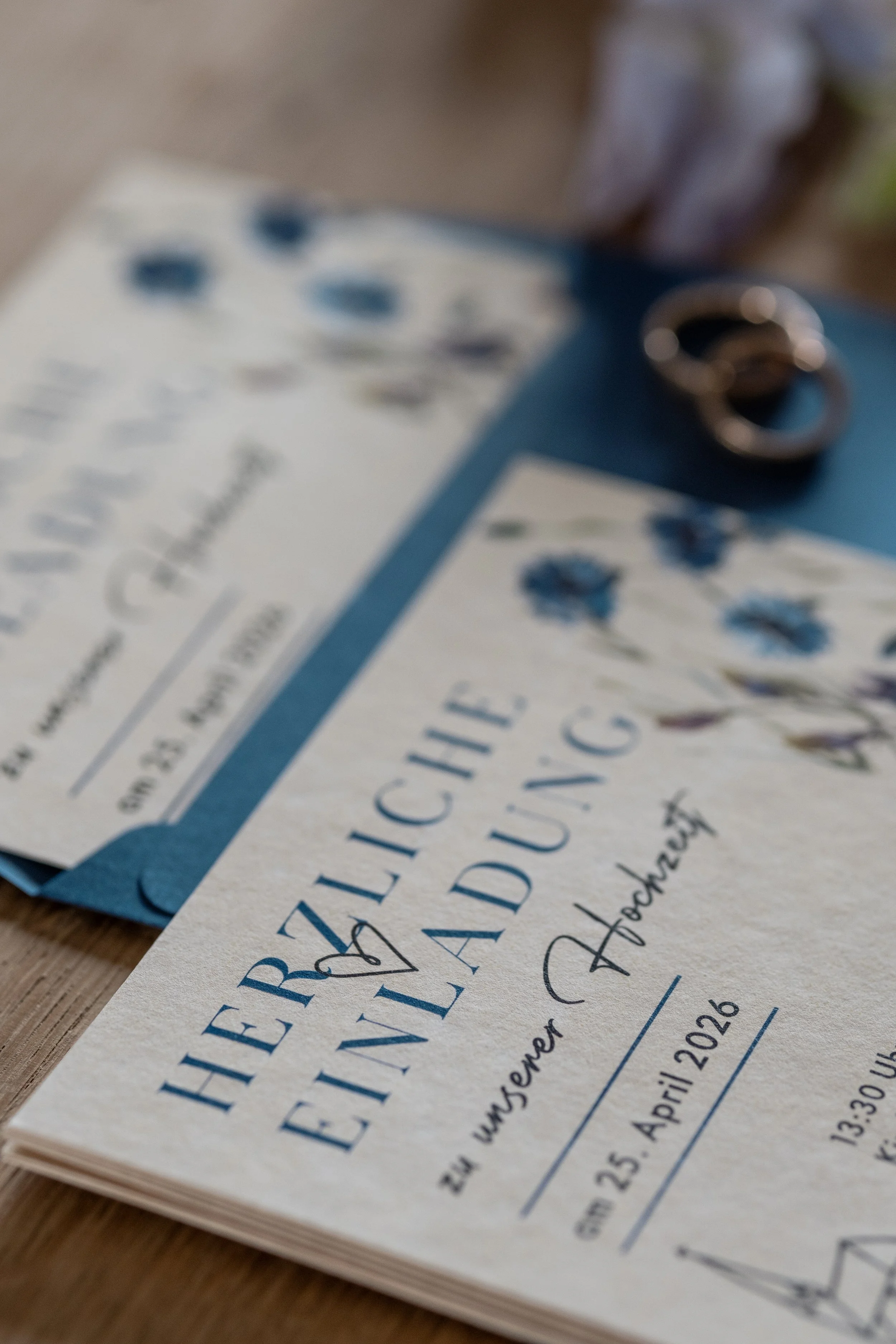 Hochzeitspapeterie mit Einladungskarte und Menükarte – Grafikdesign aus Bruckmühl im Landkreis Rosenheim.