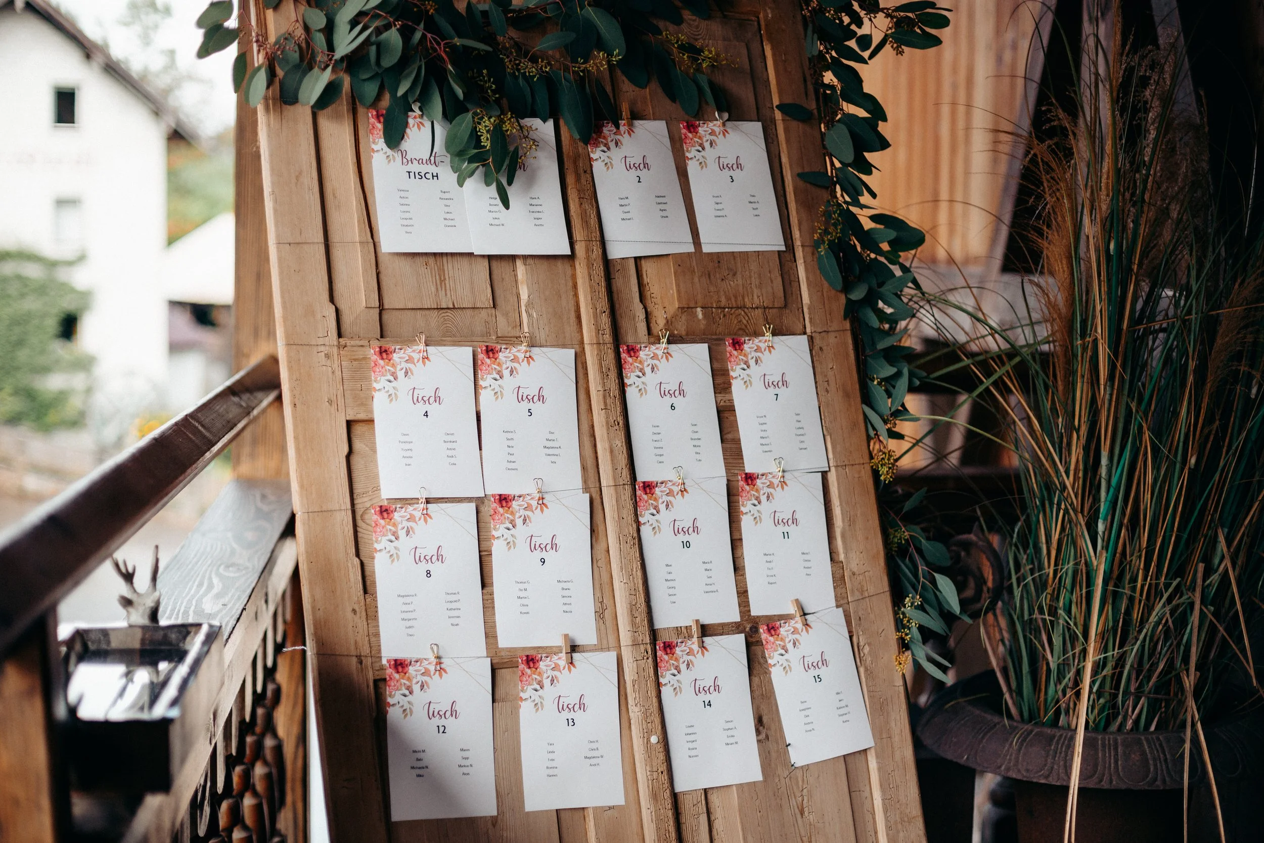 Sitzordnungskarten für eine Veranstaltung mit Tischnummern passend zur Hochzeitspapeterie von Mangfall Design aus Bruckmühl bei Rosenheim.