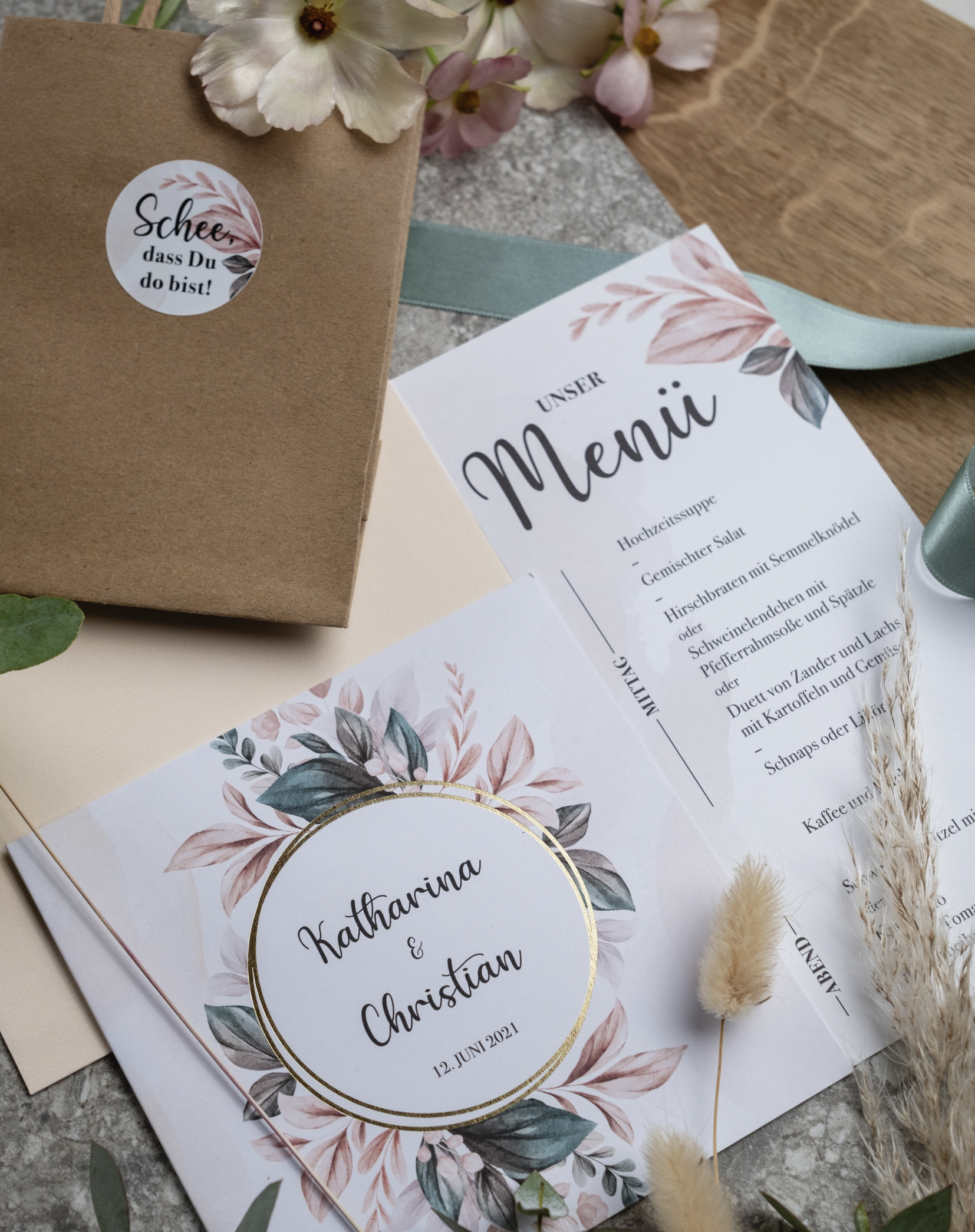 Hochzeitsmenü und Einladungskarte mit floralen Dekorationen gestaltet von Mangfall Design aus Bruckmühl.