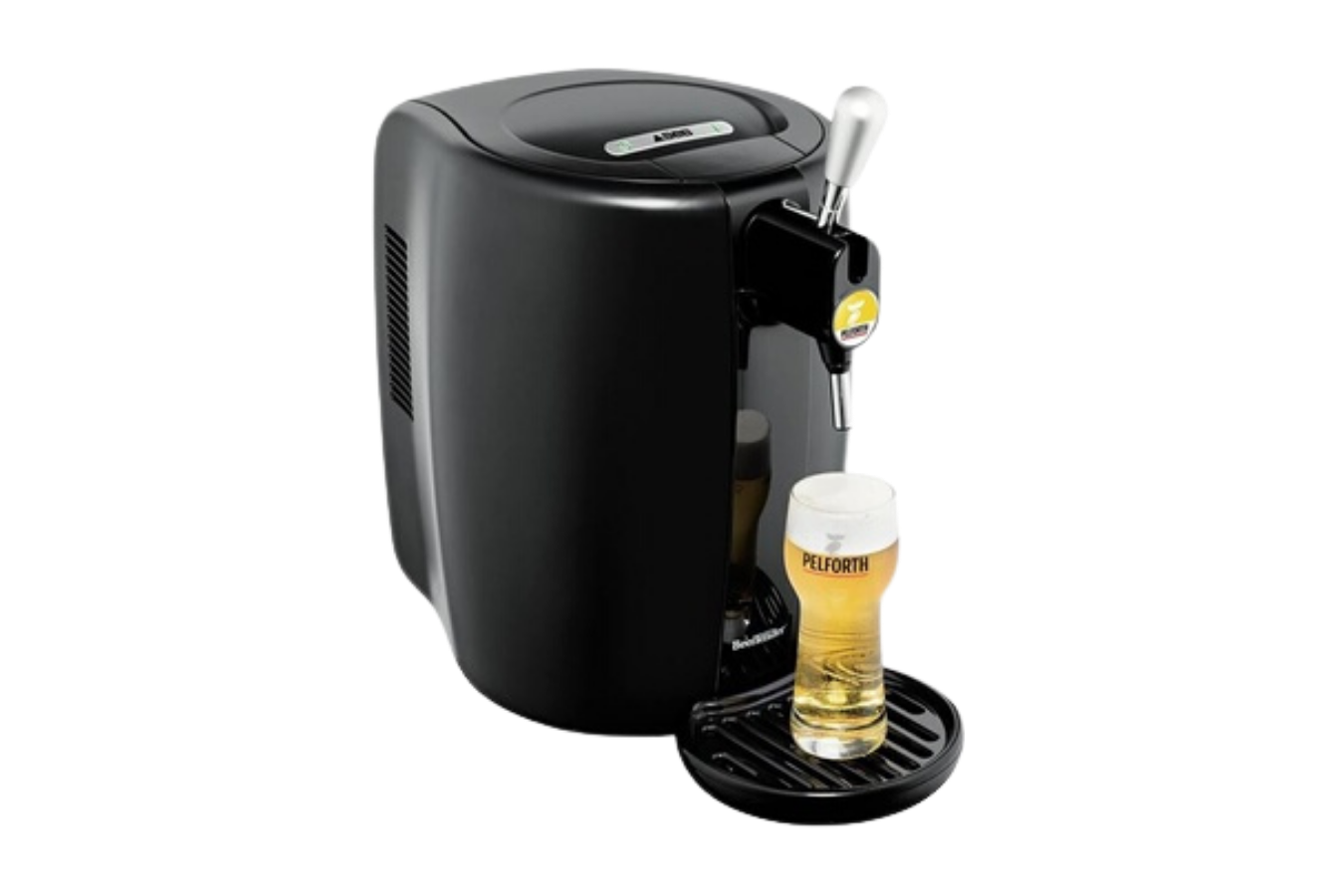 Machine à café avec une bière dans un verre Pelforth placé sous la sortie de café.