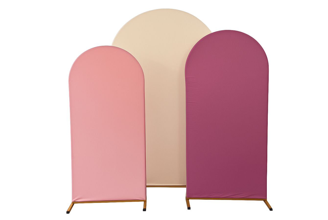 Trois paravents colorés en tissu rose, crème et bordeaux sur socles en bois.
