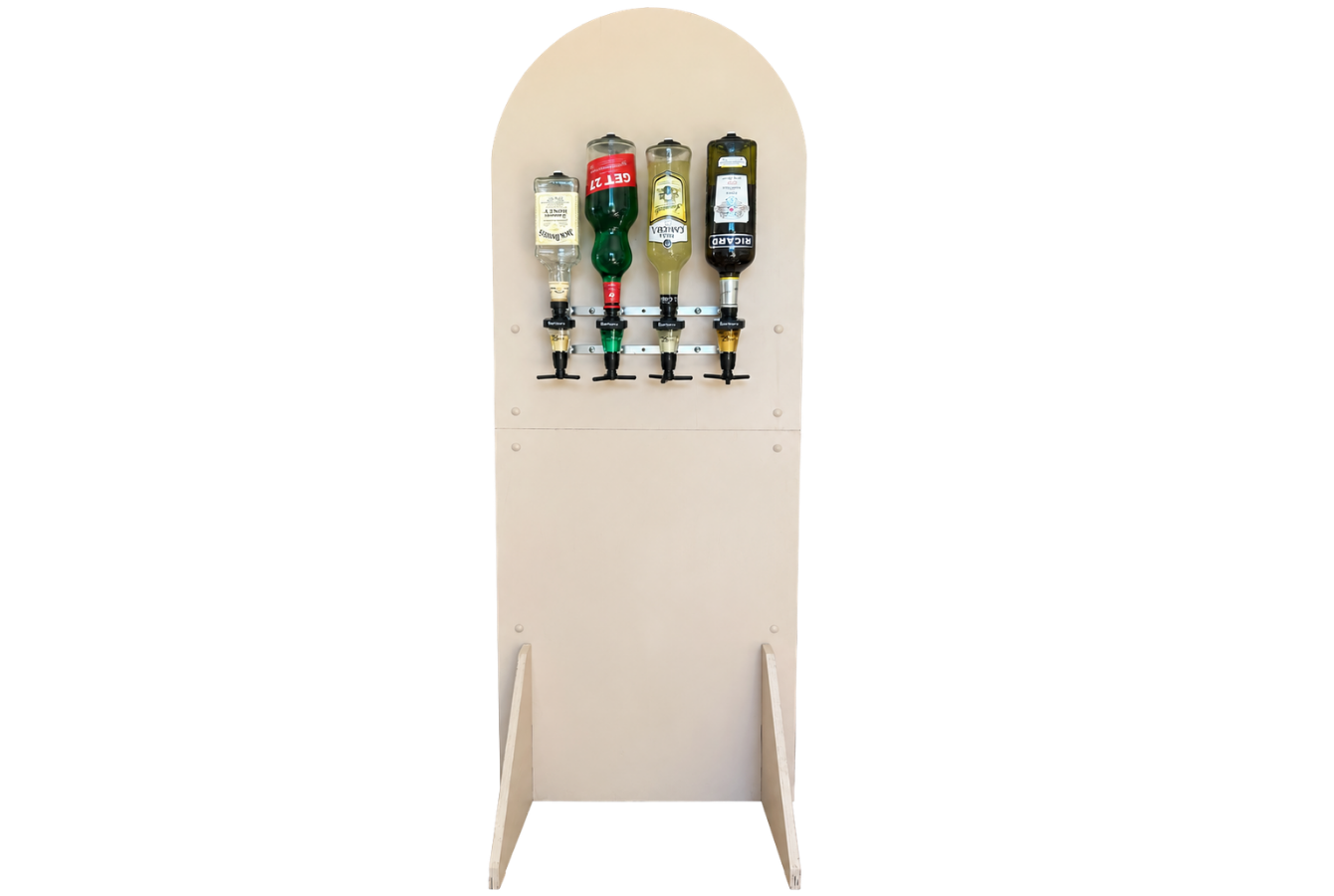 Presse à boissons avec plusieurs bouteilles de différentes couleurs suspendues, dans un support en bois.