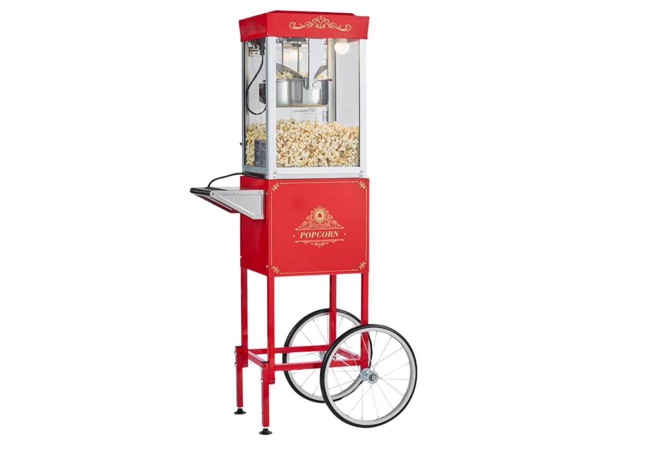 Machine à popcorn rouge avec deux grandes roues, contenant du popcorn. Étiquette indiquant 'Popcorn' et décoration or.