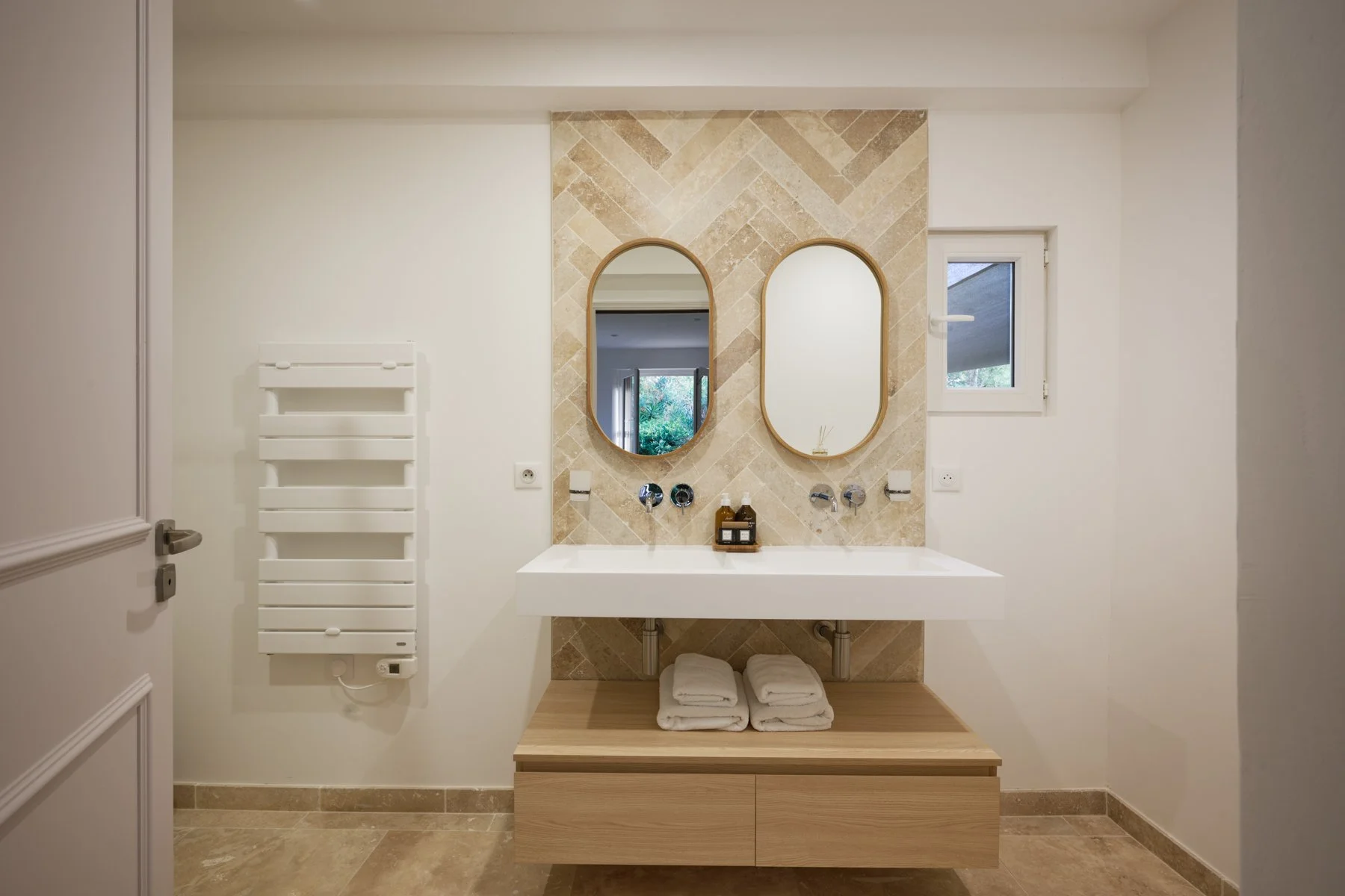 3 Annexe Les iles d_or - Room 2 bathroom.JPG