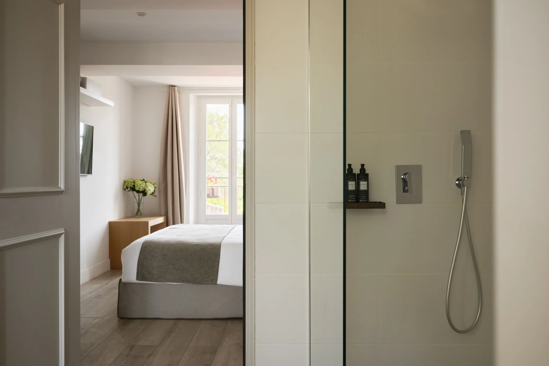 1 Toulon - Room 2 - shower.JPG
