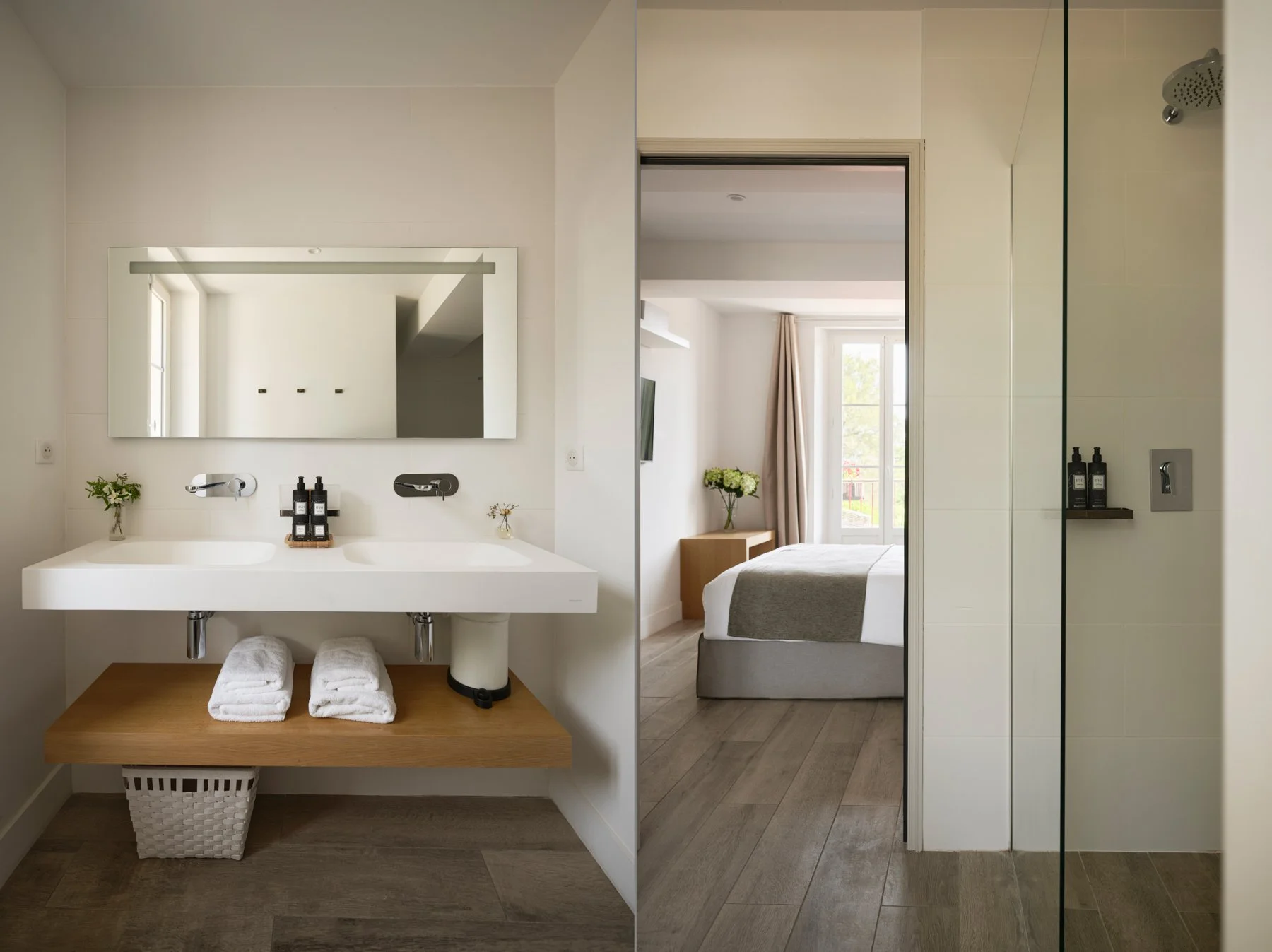 1 Toulon - Room 2 Balcony shower 2.JPG