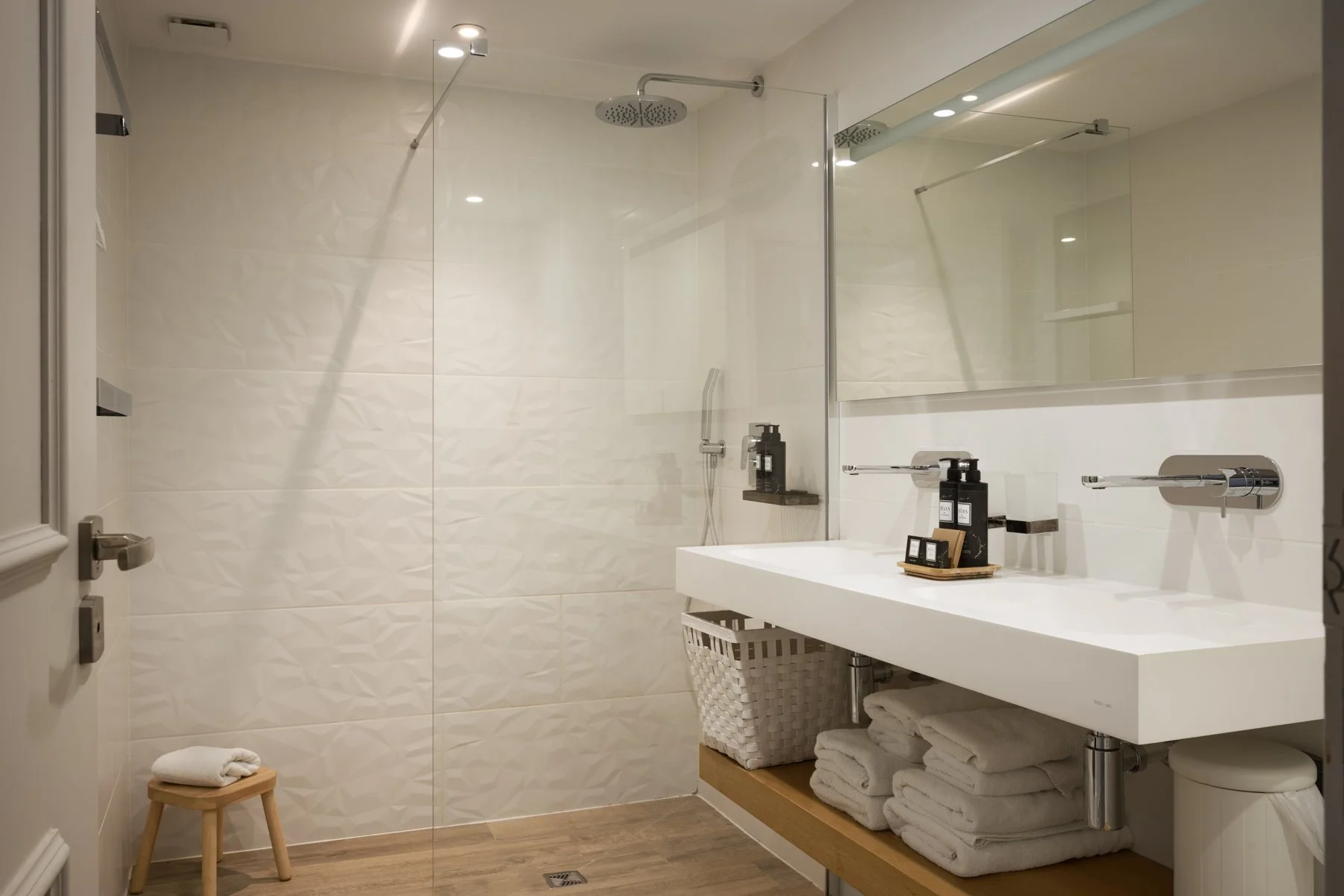 1 Toulon - Room 5 and 6 - Shared bathroom.JPG