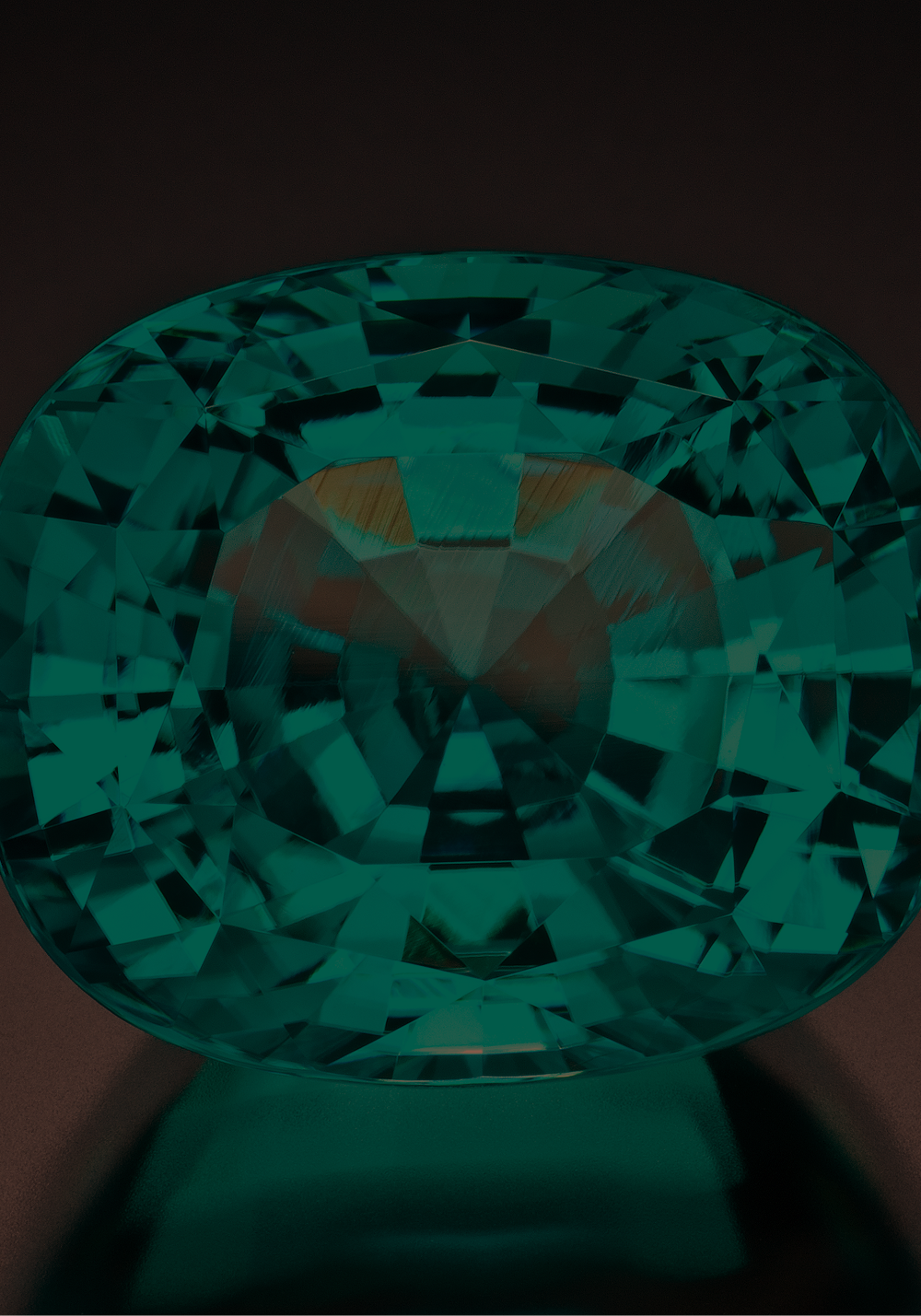 Ein großer, funkelnder Diamant mit brillanter Schnittform, auf einem schwarzen Untergrund