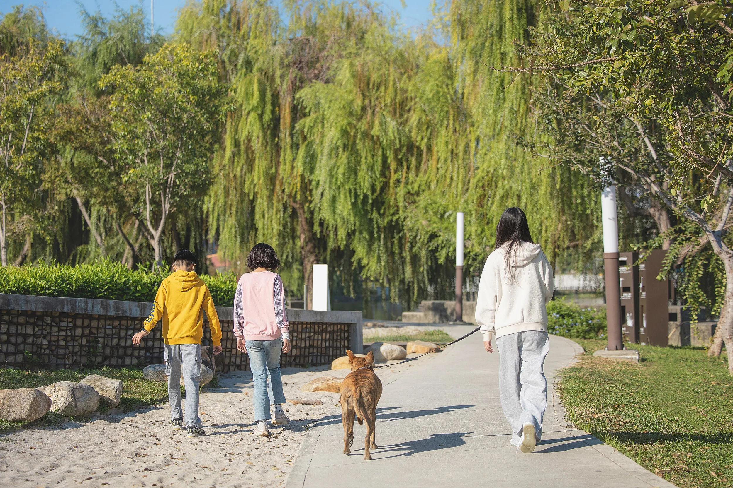 每年媽媽都帶孩子們來拍攝寵物寫真記錄孩子們的成長