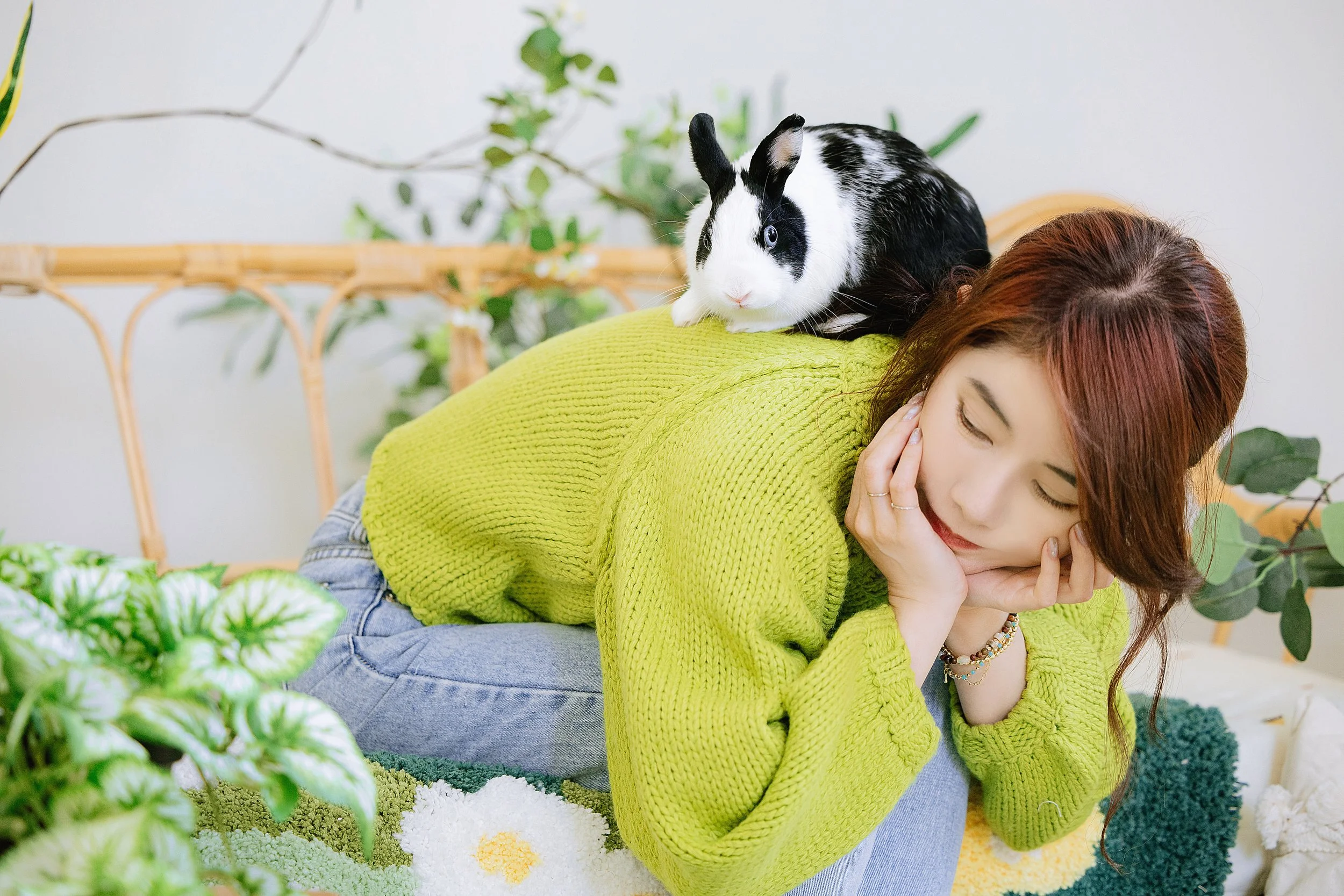 女攝影師細膩捕捉兔兔喜歡爬上媽咪背上的日常模樣