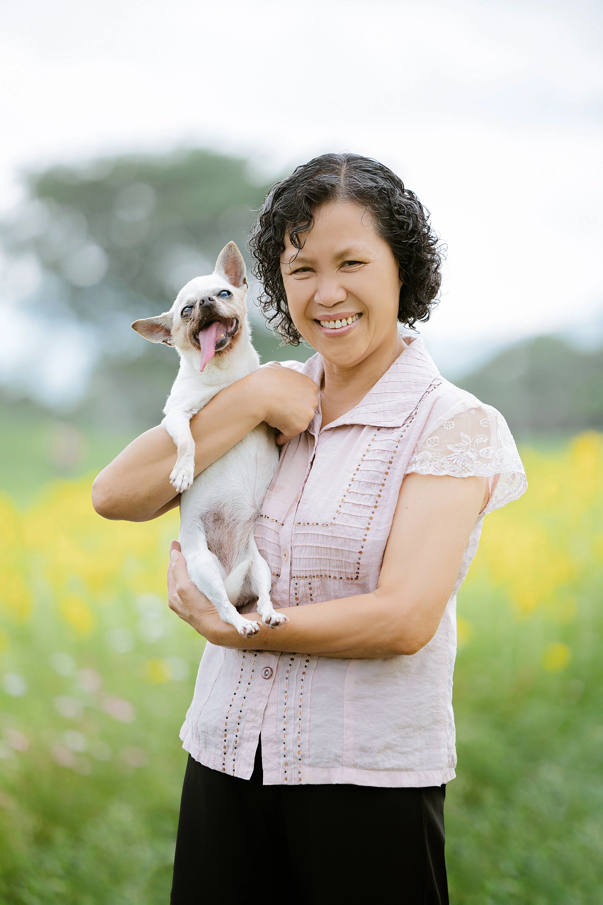 和老犬吉娃娃一起開心合影的媽咪合照