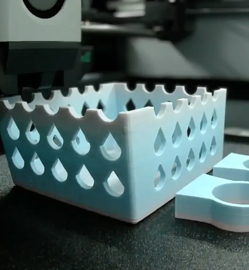 Hellblauer 3D-gedruckter Velokorb mit Tropfenmuster