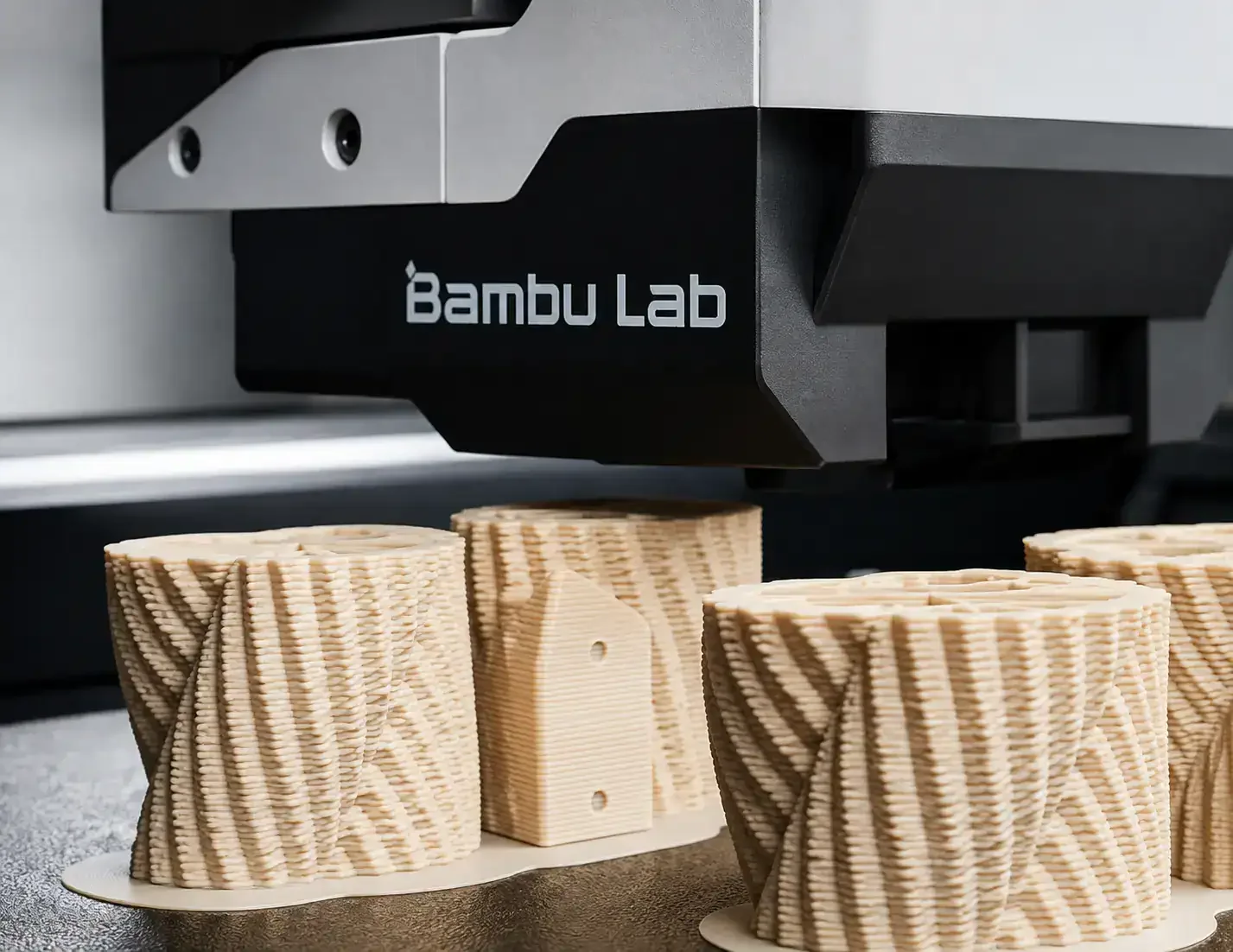 3D-gedruckte XXL-Perlen mit Holzstruktur vor dem Bambu-Lab-Drucker