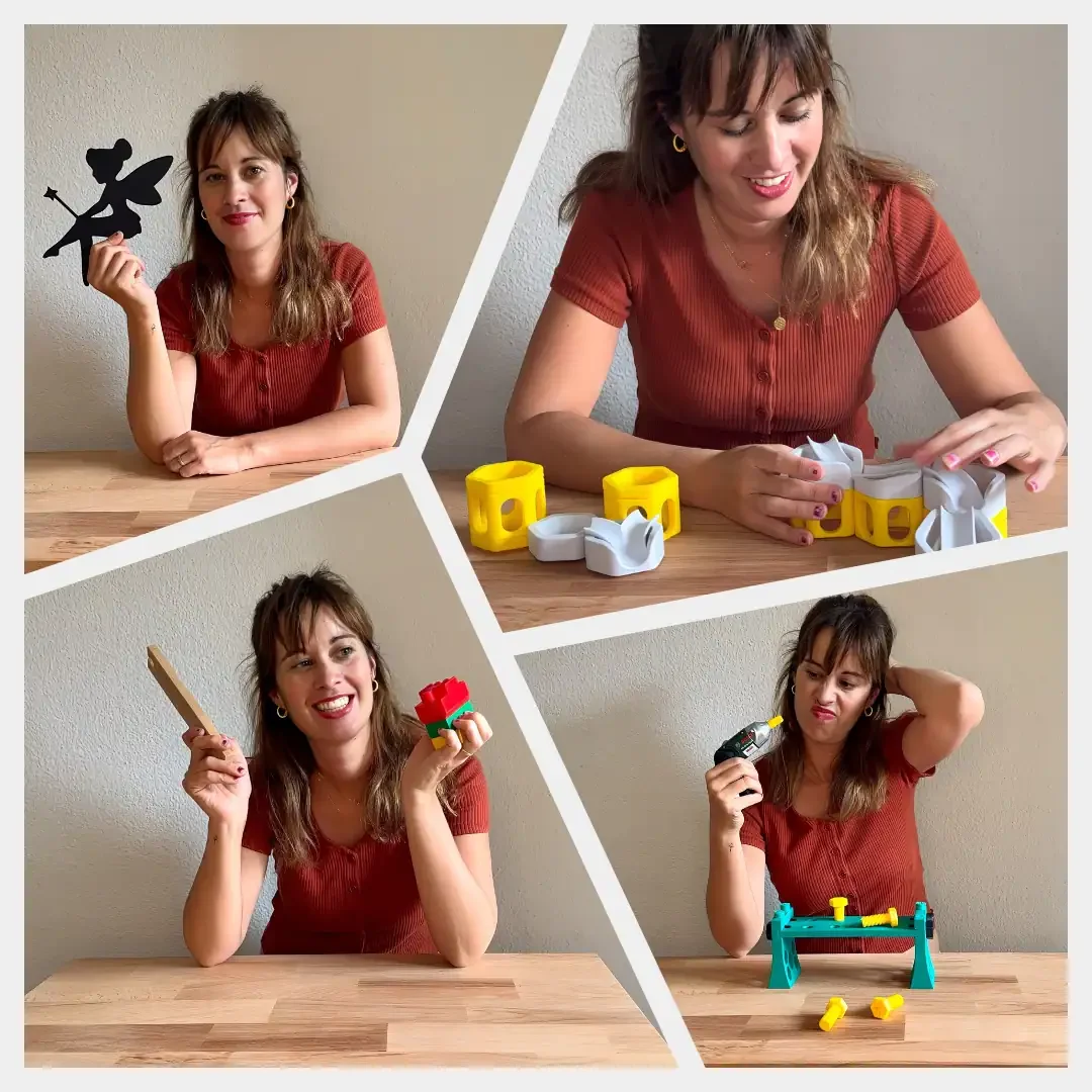 Frau spielt mit verschiedenen Spielzeugen und Puppen