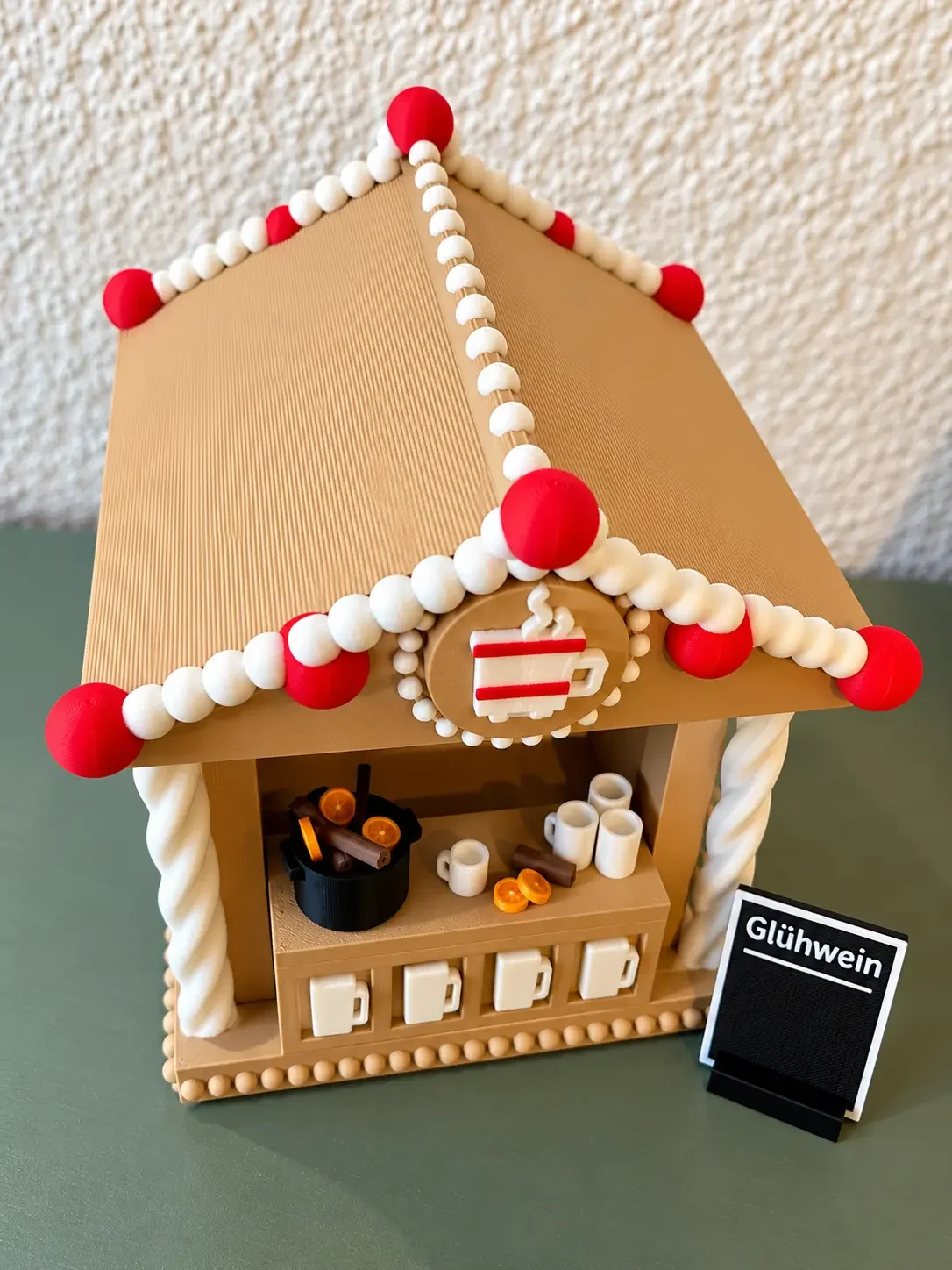 Miniatur-Glühweinstand mit Lebkuchendach und Zuckergussbögen