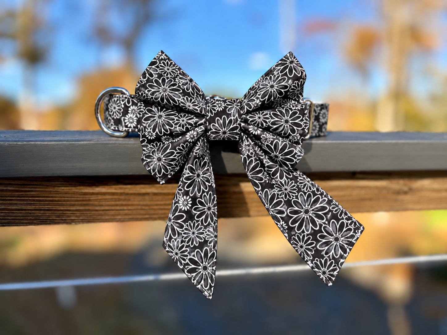 Black Daisy Sailor Bow.png