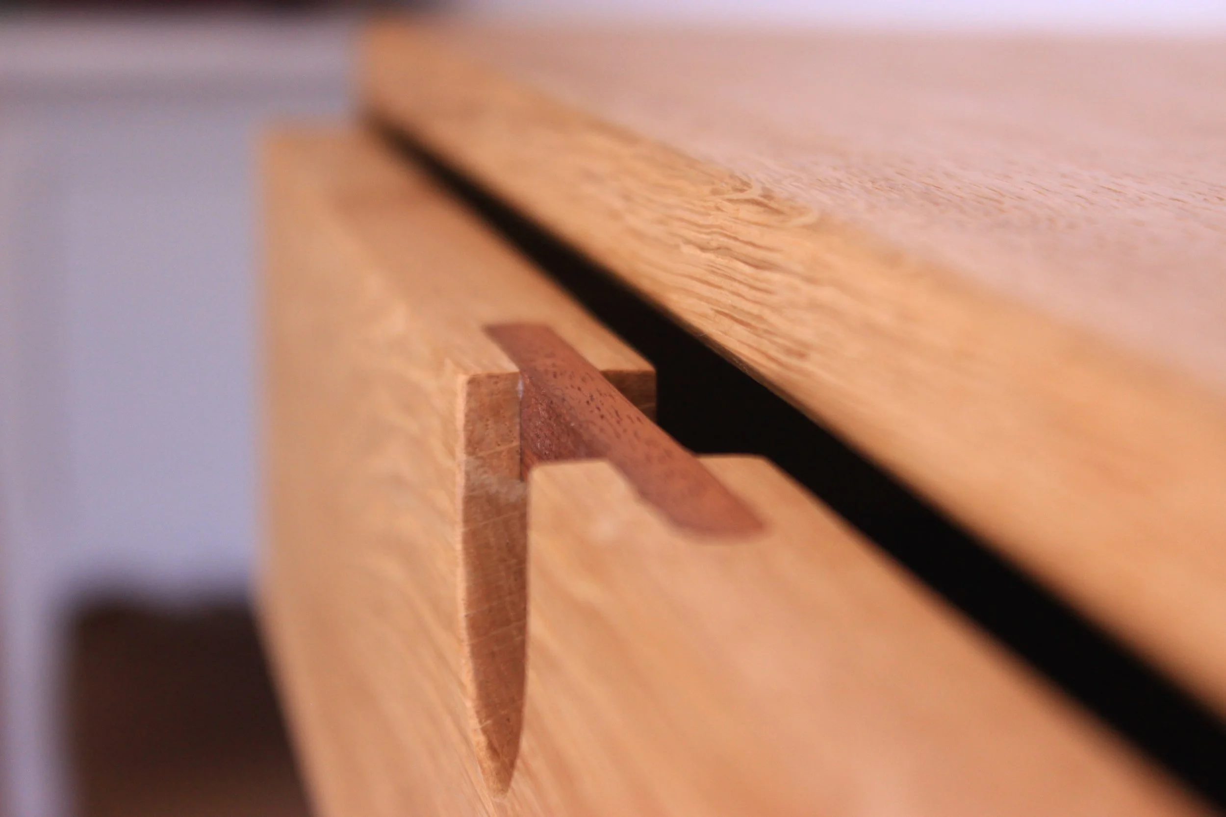 Gros plan flou d'une surface en bois naturel avec une pièce en bois visible en dessous.