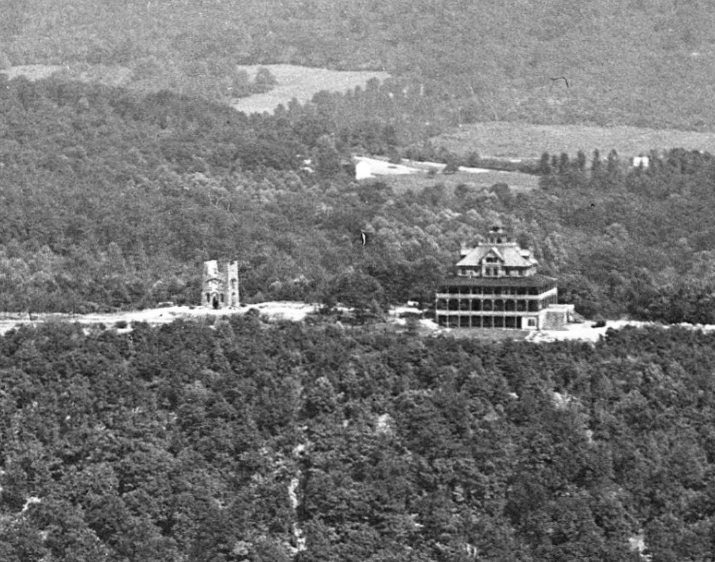 1923 — Fire Changes the Skyline

On April 23, fire destroys the original Gravity Tower. The nearby Summit House Hotel survives, remaining on the mountain for decades afterward.