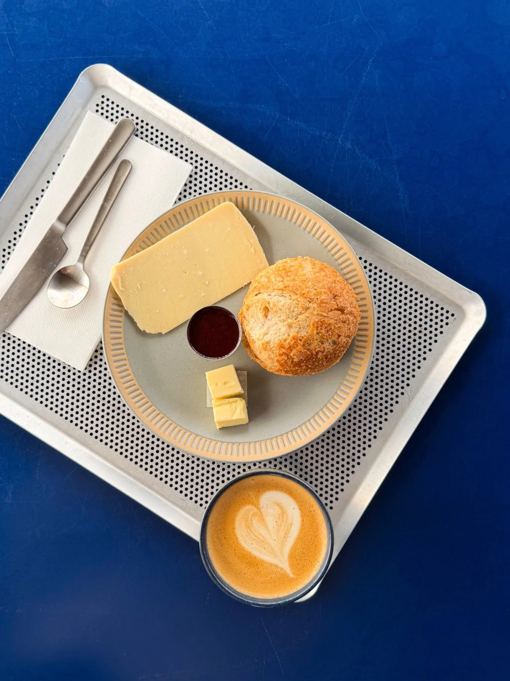 Best breakfast in Copenhagen? ☕️🥐

With so many breakfast spots in Copenhagen, it can be hard to know where to go, especially when you want to skip the obvious tourist spots.

This little oasis inside @designmuseumdanmark is one of the local favouri