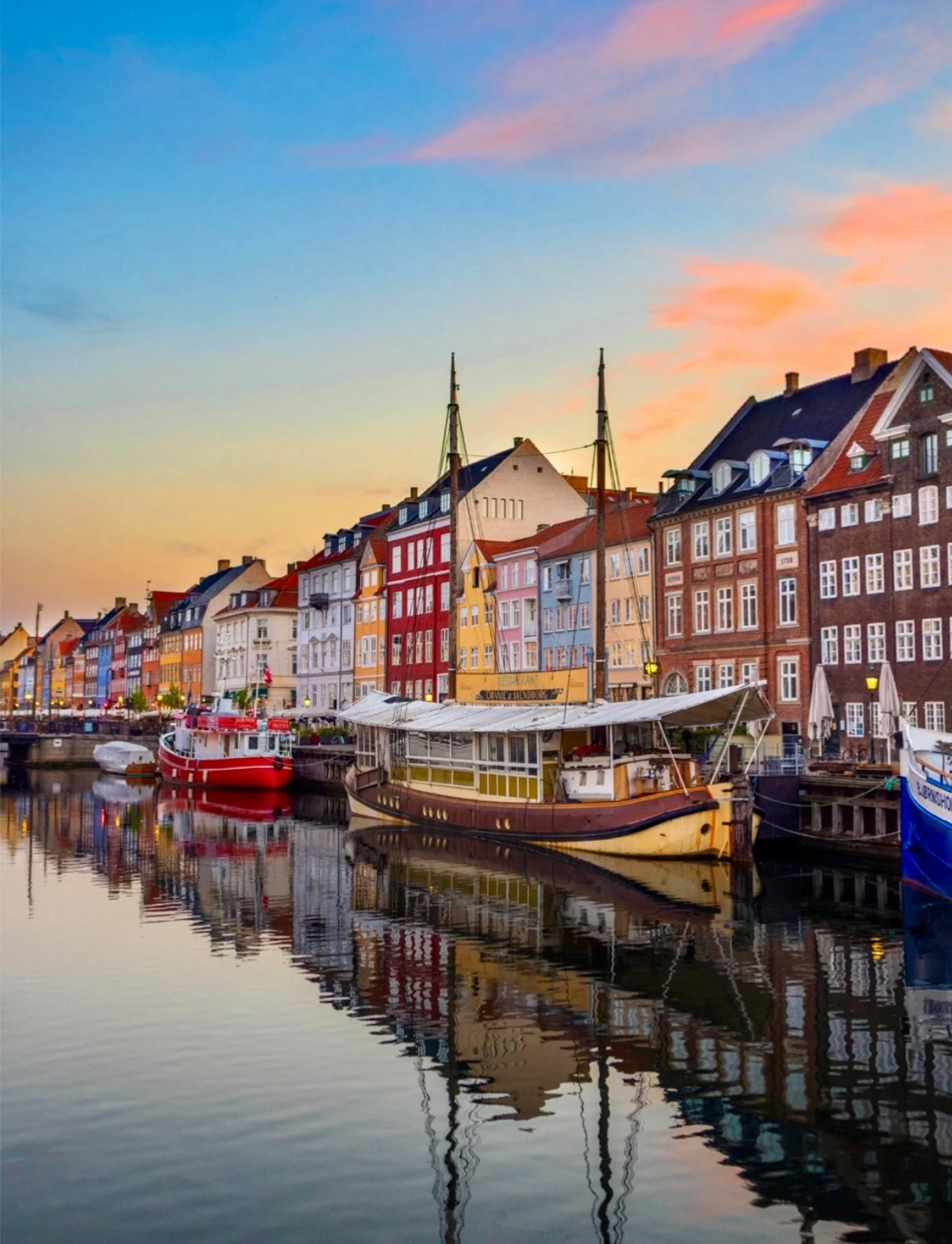 COPENHAGEN. WORLD CAPITAL OF GASTRONOMY? 🇩🇰🍴

Few cities pack this much good food into such a small space.

Michelin stars. Tiny neighbourhood restaurants. World class bakeries. Natural wine bars. Coffee worth travelling for. New Nordic icons and 