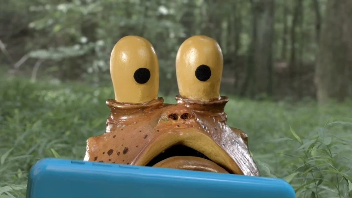 frog-puppet-with-phone-puppet-made-by-sam-carter-for-handmade-puppet-dreams-nature-calls-short-film