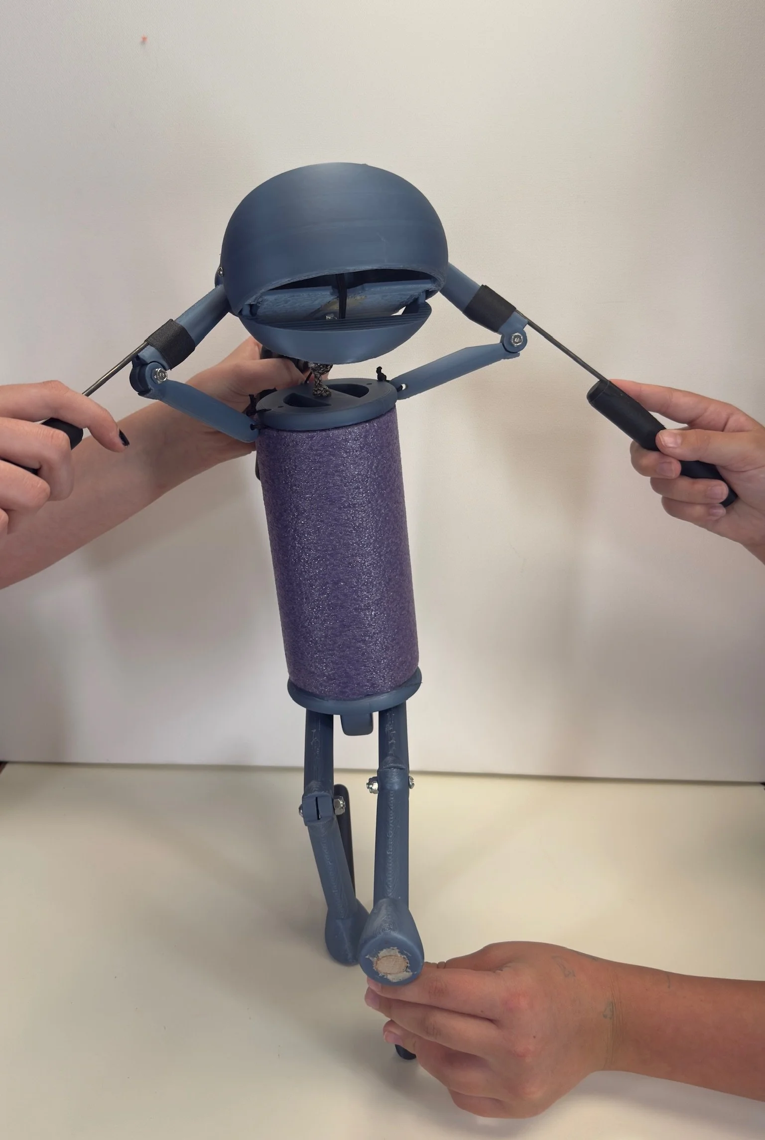 Boopos_blank_puppet_hands behind head with puppeteers
