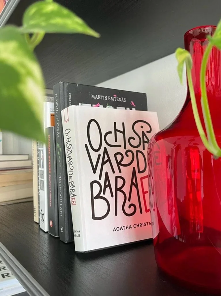Och-s%C3%A5-var-de-bara-en-bokhylla.jpg