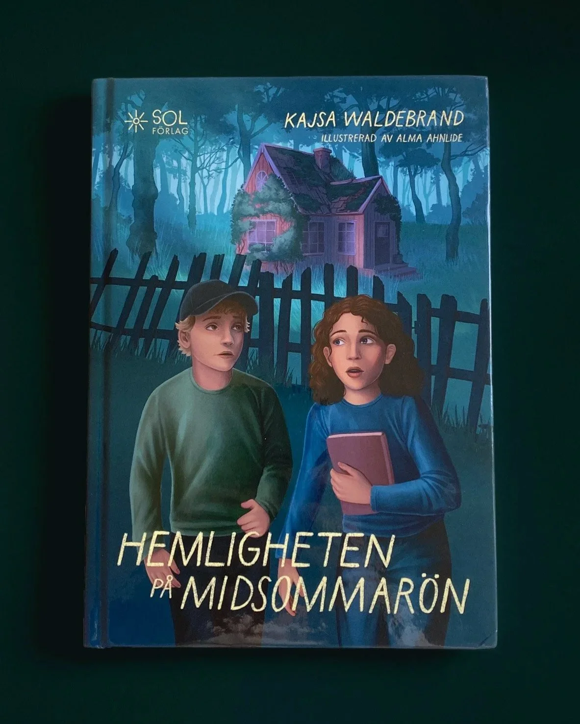 Hemligheten-p%C3%A5-midsommar%C3%B6n_omslag_mindre.jpg
